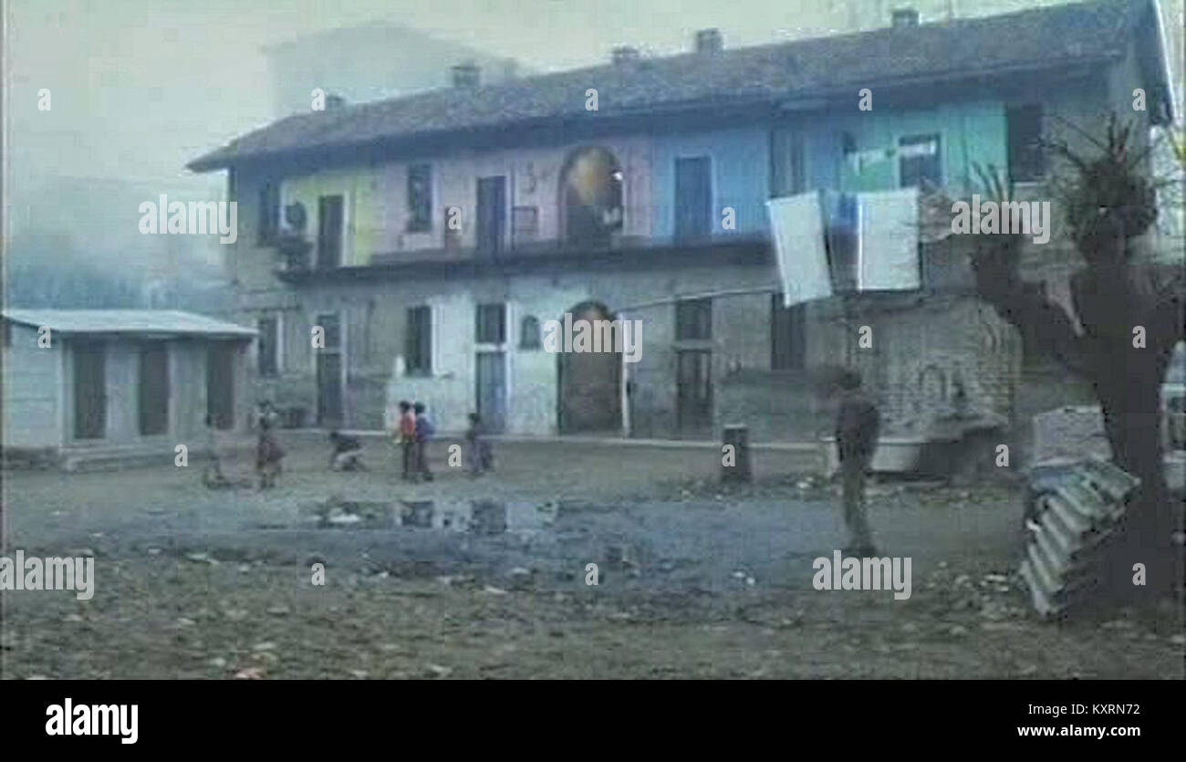 Das Standbild des italienischen Films „Delitto d’onore“ aus dem Jahr 1974, der in der Stadt Cinisello Balsamo bei Mailand gedreht wurde, zeigt eine Innenszene aus dem damaligen Bühnenfilm, in dem die Verbrechensfälle in der italienischen Gesellschaft der 1970er Jahre untersucht werden. Schlüsselwörter: Cinisello Balsamo, Standbild, Delitto d’onore, 1974, italienischer Film, Innenszene, Mailänder Vorort, Film aus der Zeit, Ehrenverbrechen, 1970er Jahre, Italien, Kinematographie, Rahmen, Filmset, Kostüm, italienisches Kino, Gesellschaft der 1970er Jahre, Film, Produktion still. Stockfoto