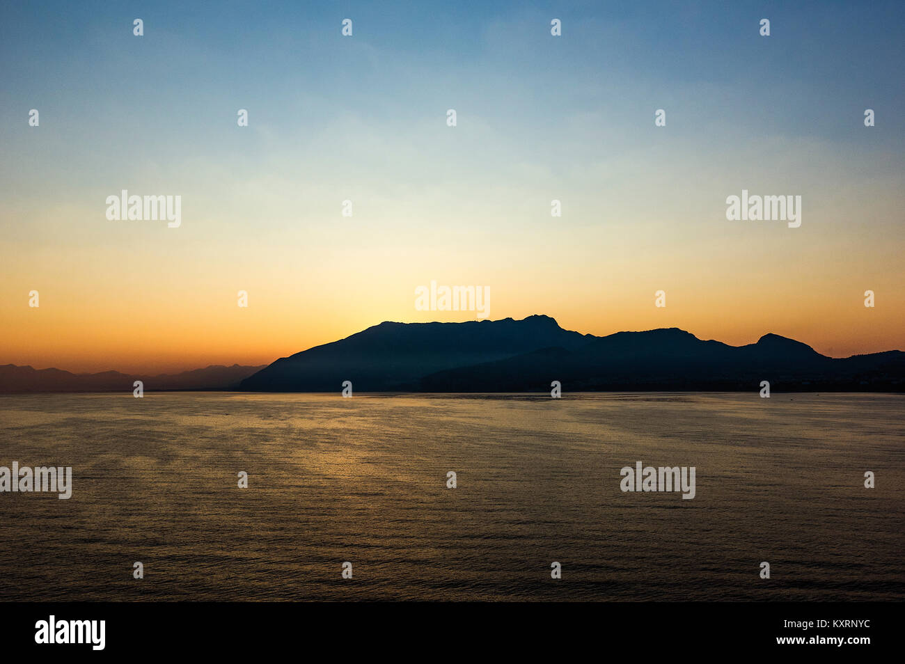 Coastal Mountains bei Sonnenaufgang, Procida, Kampanien, Italien. Stockfoto