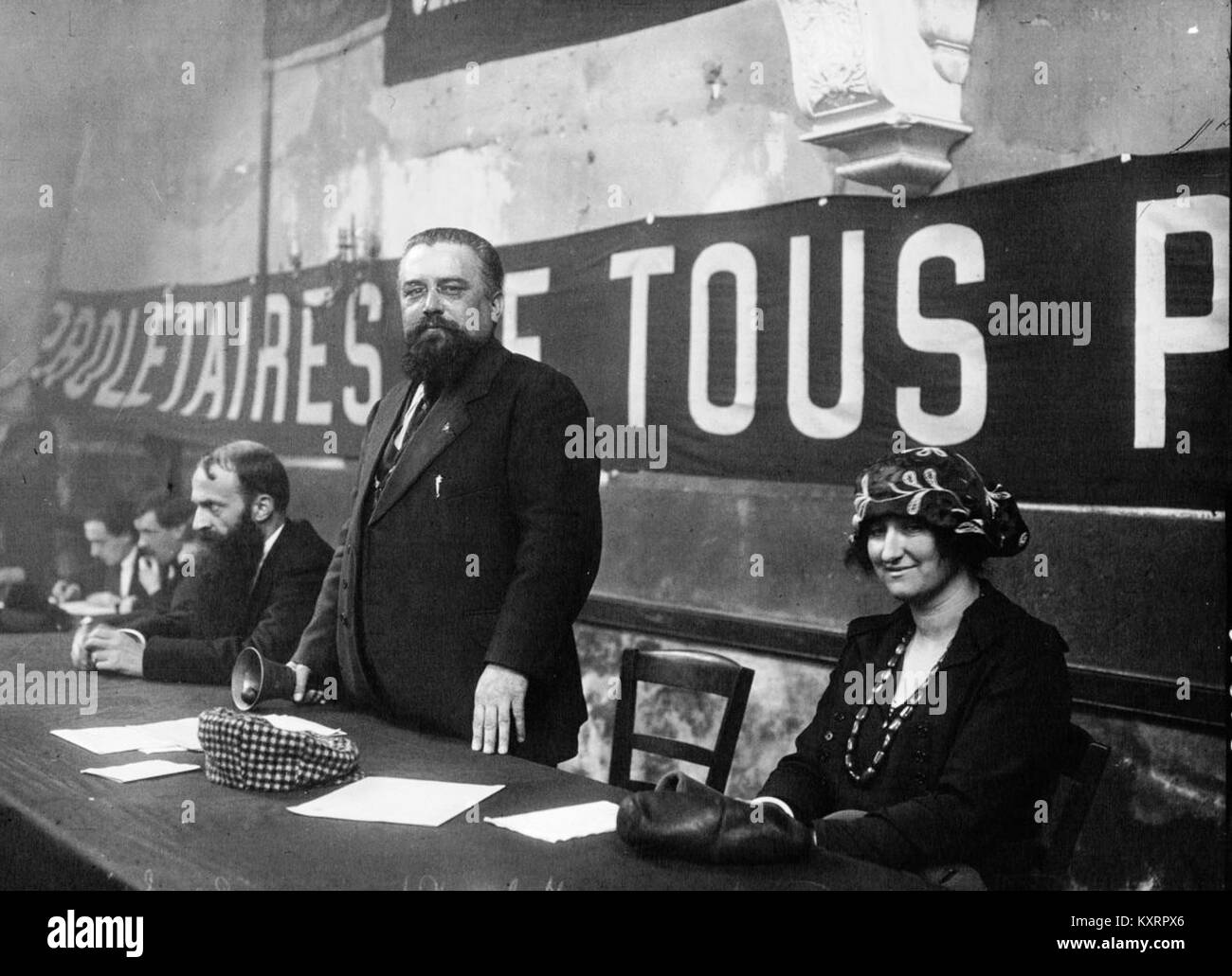 Foto der Führung im Congrès de Tours mit Citoyen Paoli, Präsident Jules Blanc und Citoyenne Sadoul. Dieser Kongress war ein bedeutendes politisches Ereignis im Frankreich des frühen 20. Jahrhunderts. Stockfoto