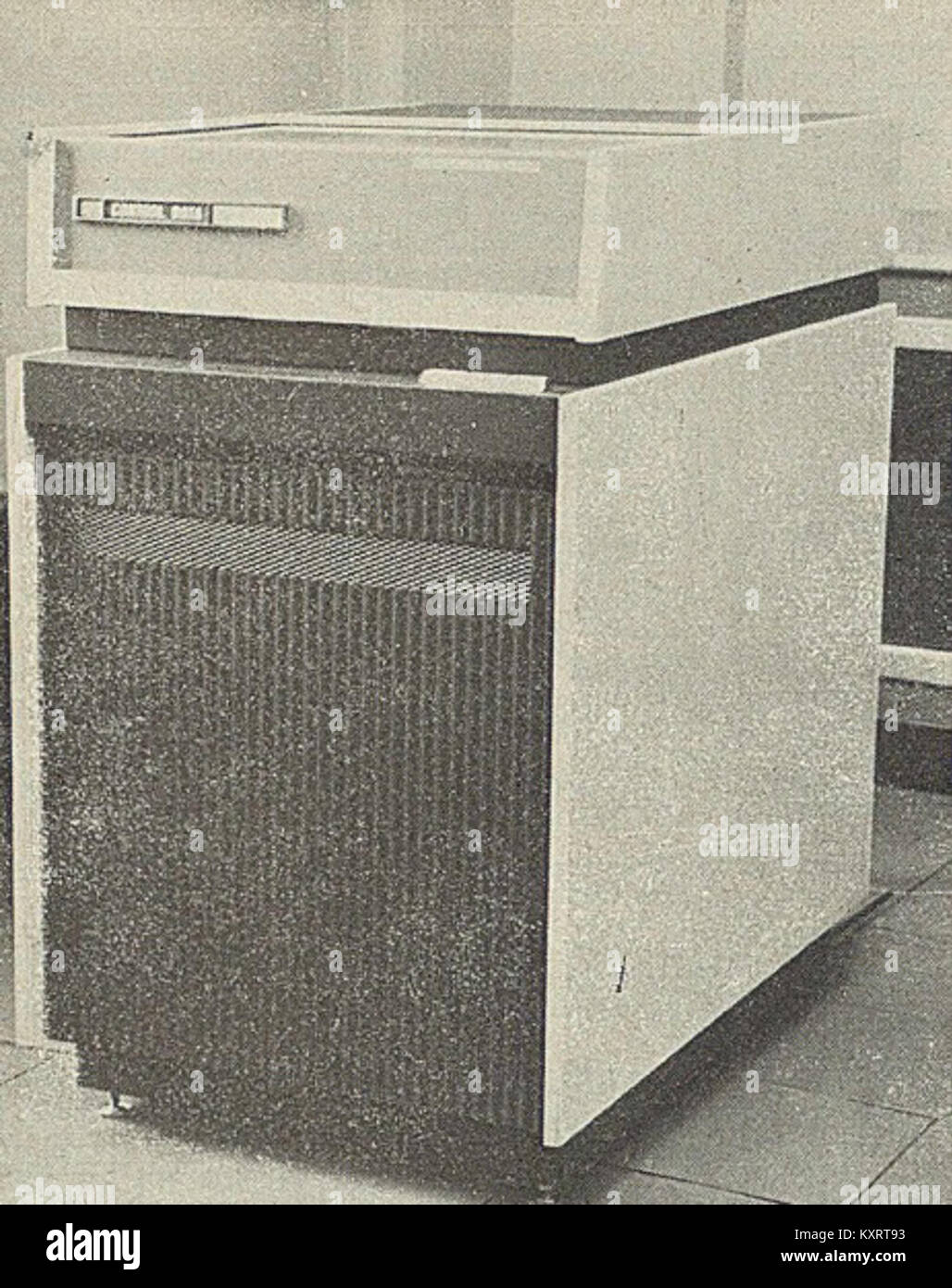 Die Abbildung zeigt eine von Control Data Corporation hergestellte Plattenspeichereinheit, die Geräte darstellt, die in großen Computersystemen verwendet werden, bei denen hohe Kapazität und robuster Datenzugriff erforderlich waren. Stockfoto