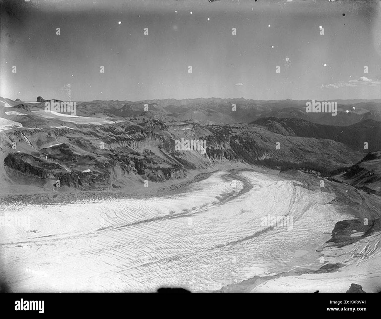 Ein Foto aus dem Jahr 1913 von den Cowlitz Rocks im Mount Rainier National Park, Washington, zeigt den Cowlitz-Gletscher und zeigt seine Spalten, Eisfelder und das umliegende alpine Gelände der Kaskadenkette. Stockfoto