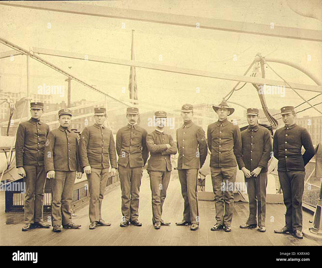 Dieses Foto zeigt die Besatzung des US Army Transportschiffes BURNSIDE um 1900, wahrscheinlich im Hafen von Seattle oder Tacoma, Washington, die militärische Seetransporte darstellt. Stockfoto