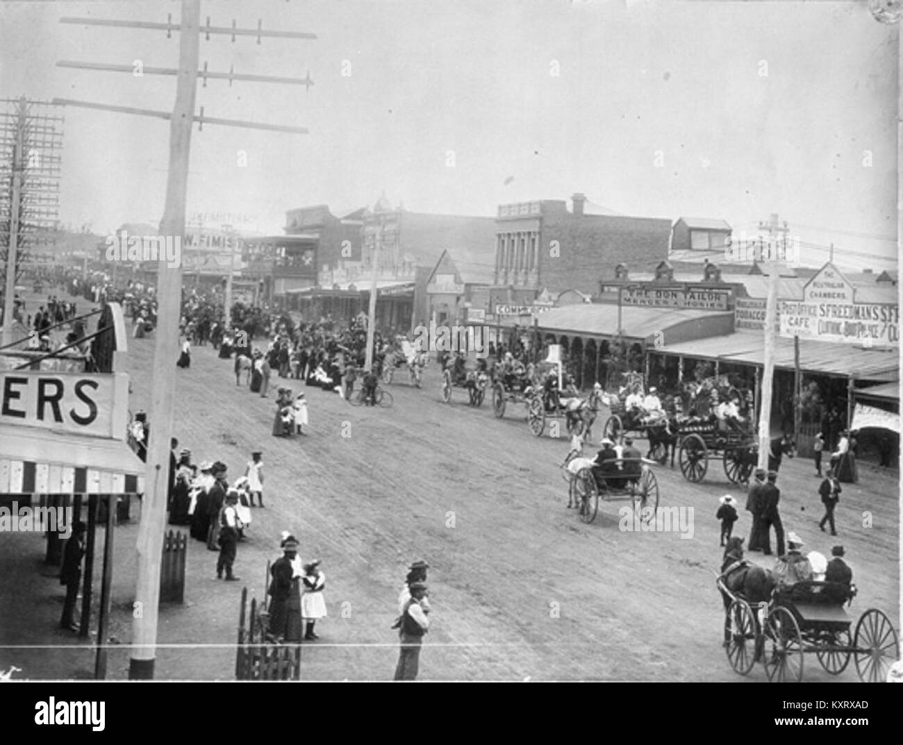 Menge beobachten Parade in der Hannan Street, Darwin, 1901 Stockfoto
