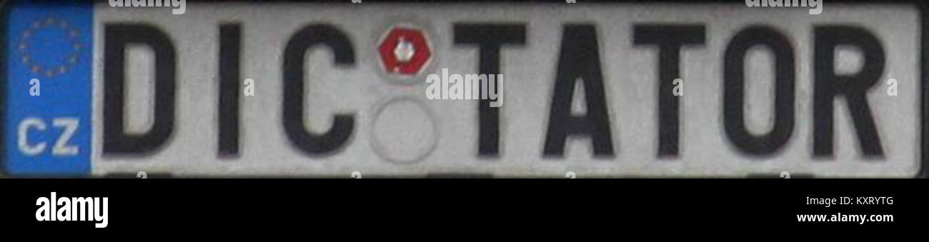 Ein personalisiertes tschechisches Kfz-Kennzeichen mit benutzerdefiniertem alphanumerischen Text, der vom Eigentümer ausgewählt wurde und Teil des nationalen Kfz-Zulassungssystems ist. Stockfoto