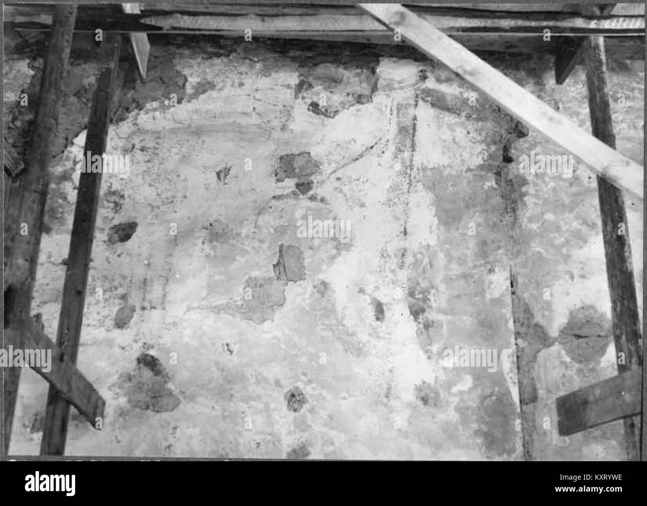 Die Dannäs-Kirche in Schweden stammt aus dem 13. Jahrhundert und besteht aus einem Kirchenschiff, einem Chor und einem Westturm. Das Gebäude verfügt über weiß getünchte Steinmauern, ein überdachtes Ziegeldach und ein Granittaufbecken aus dem 13. Jahrhundert. Stockfoto