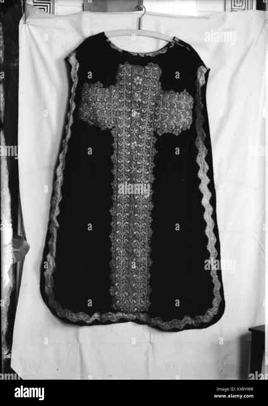 Die Dannäs-Kirche in Schweden, die ursprünglich im 13. Jahrhundert mit weiß getünchten Steinmauern und einem Walmziegeldach erbaut wurde, besitzt ein Granittaufbecken und Innenausstattung aus der Fresko-Ära, was sie als bedeutendes ländliches kirchliches Denkmal markiert. Stockfoto