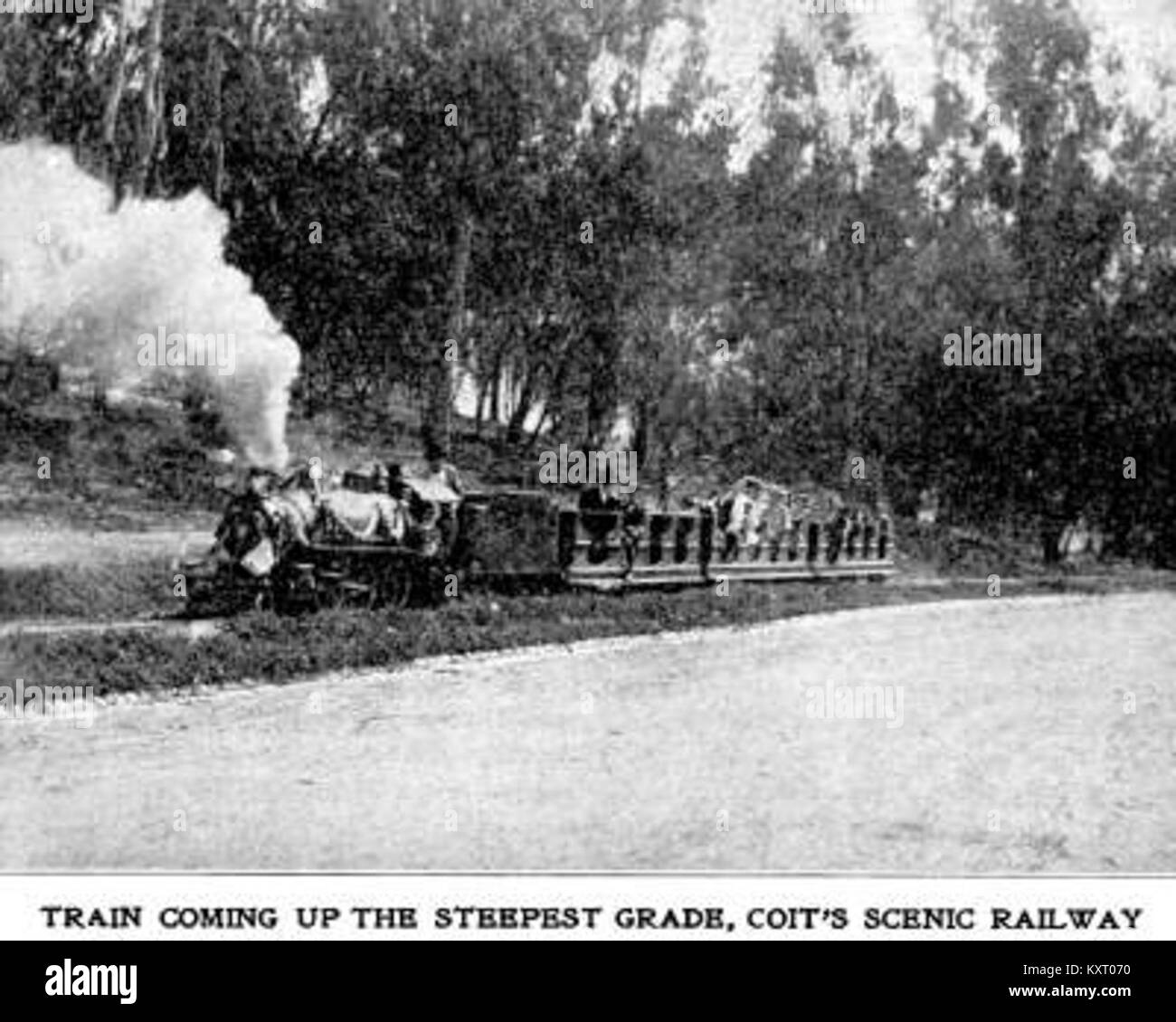 Ein historisches Foto, das einen Zug zeigt, der die steilste Steigung auf der Eastlake Park Scenic Railway befährt. Das Bild zeigt Ingenieurskunst und Tourismus des frühen 20. Jahrhunderts in Los Angeles, Kalifornien. Stockfoto
