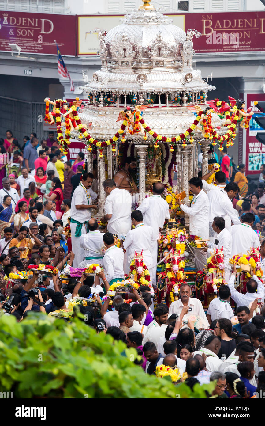 Hinduistische Gläubige feiern die zeremoniellen Verehrung der hinduistischen Gottheit Herr Muruga während der Feier von Thaipusam beginnend mit einem Wagen Prozession Stockfoto