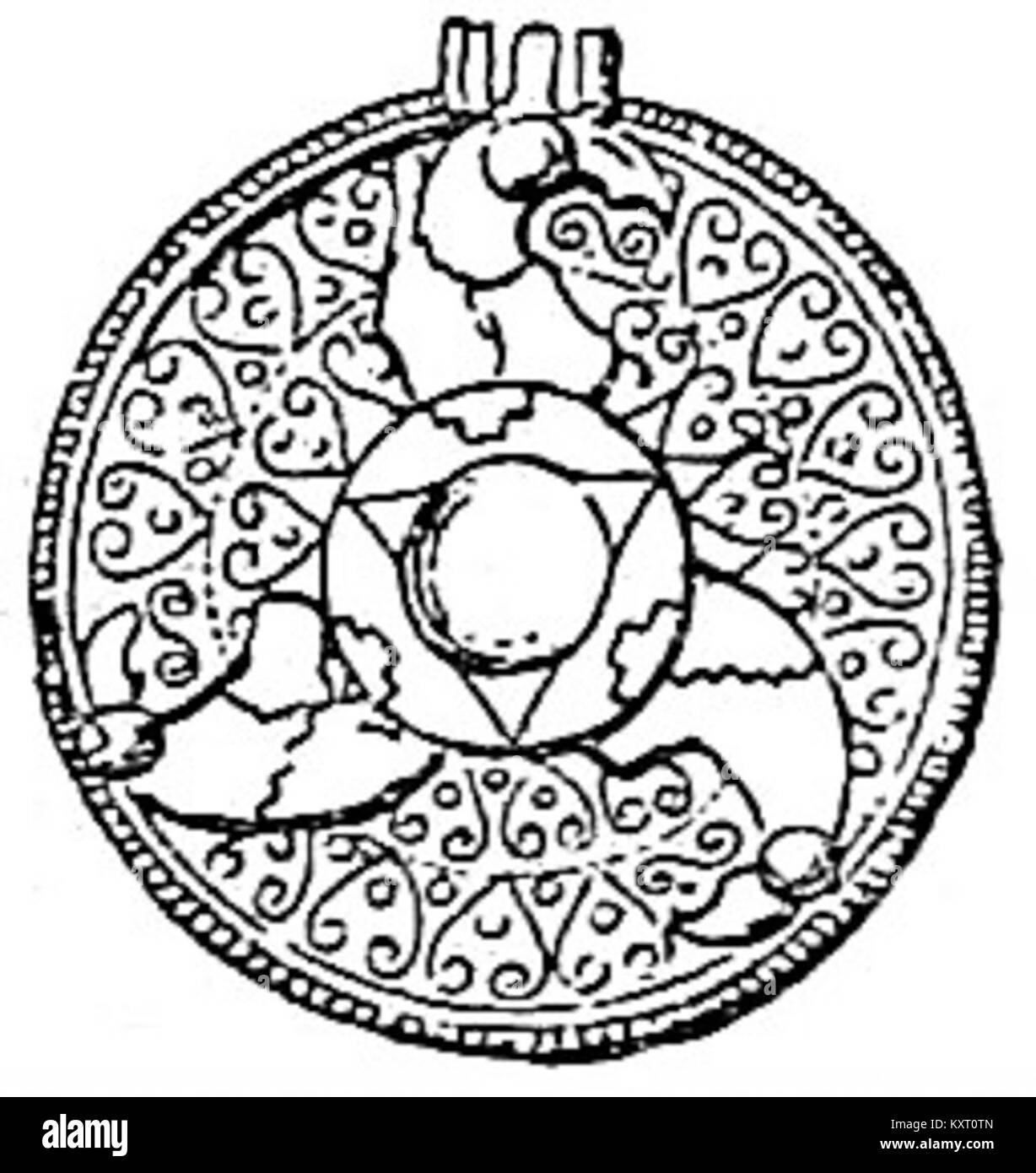 Eine angelsächsische Fibula, eine dekorative Metallbrosche, die zum Befestigen von Kleidungsstücken verwendet wird, zeigt detaillierte Handwerkskunst, die typisch für das frühmittelalterliche England ist. Stockfoto