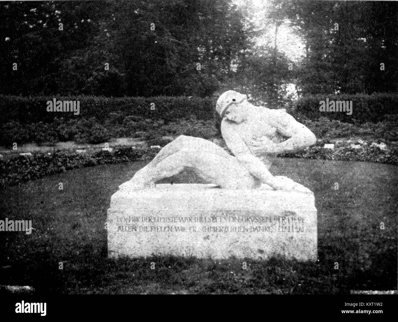Die Skulptur Sterbender Krieger zeigt einen gefallenen Krieger in seinen letzten Momenten und drückt Themen wie Heldentum, Opfer und Sterblichkeit durch klassische Form und Emotionen aus. Stockfoto