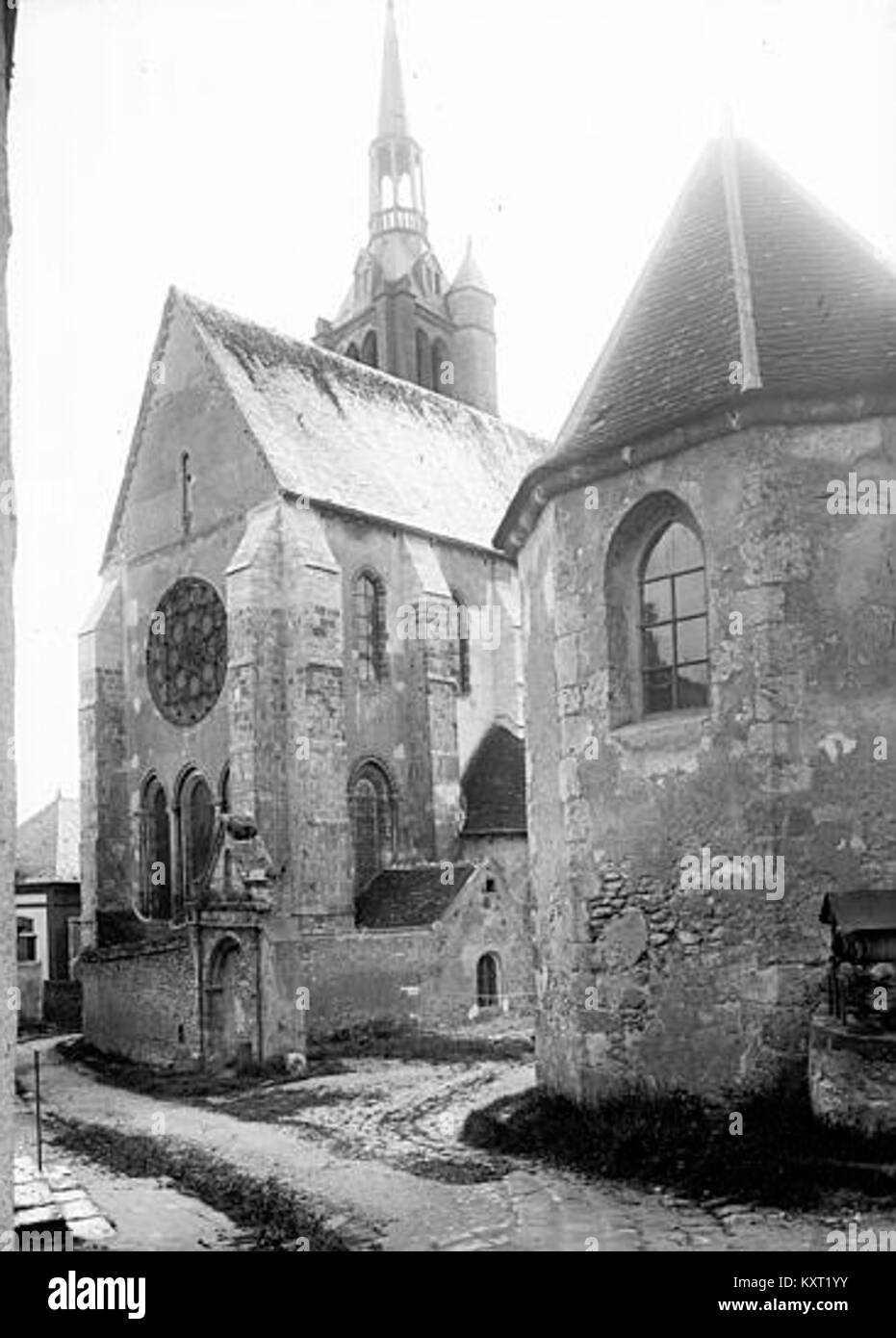 Dieses Bild zeigt die Ostseite der Kirche in Donnemarie-Dontilly, Frankreich, und hebt ihre architektonischen Merkmale hervor. Das Foto zeigt wichtige Elemente des Designs und der historischen Bedeutung des Gebäudes. Stockfoto