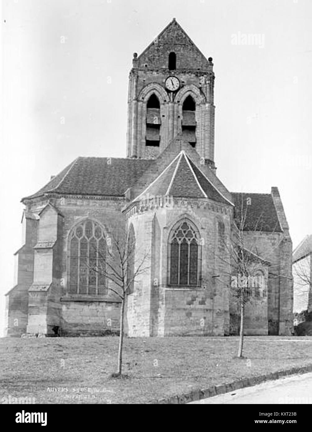 Östliche Außenansicht der Kirche in Auvers-sur-Oise mit Apsis, klerestorischen Fenstern und gemauerten Stützen. Stockfoto