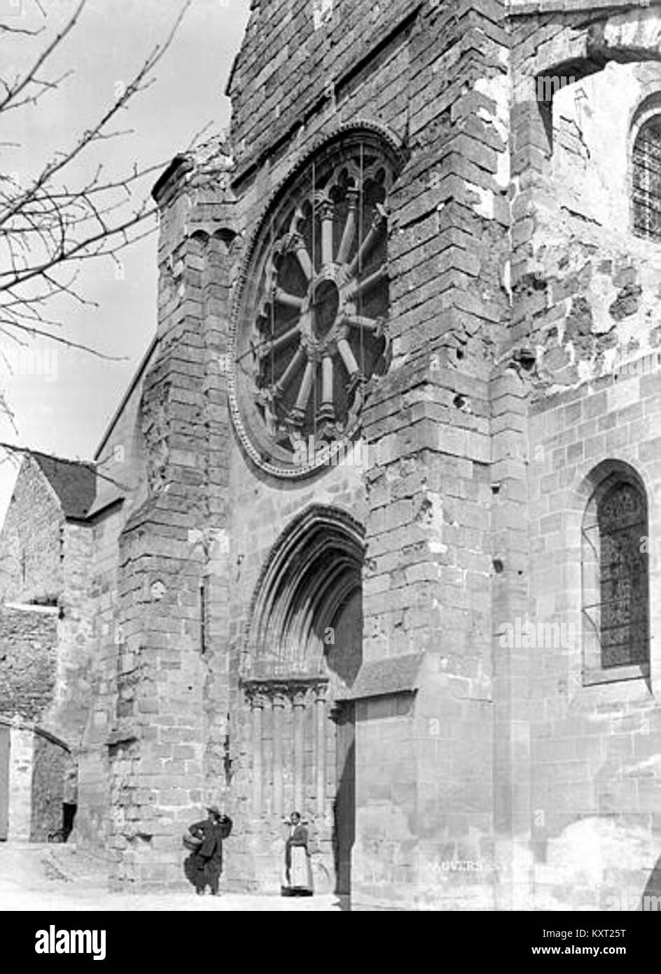 Foto der Westfassade der Kirche in Auvers-sur-Oise, Frankreich, ein bedeutendes Beispiel für die französische Gotik, bekannt für seine Steindetails und historische Bedeutung. Stockfoto