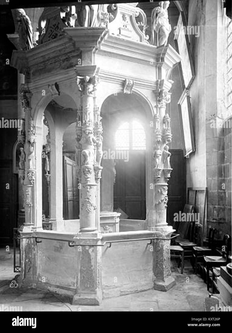 Eine Darstellung der Taufbecken in der Kirche Magny-en-Vexin, Frankreich, die in der Médiathèque de l’Architecture et du Patrimoine als Beispiel für religiöse Zeremonialarchitektur erhalten ist. Stockfoto