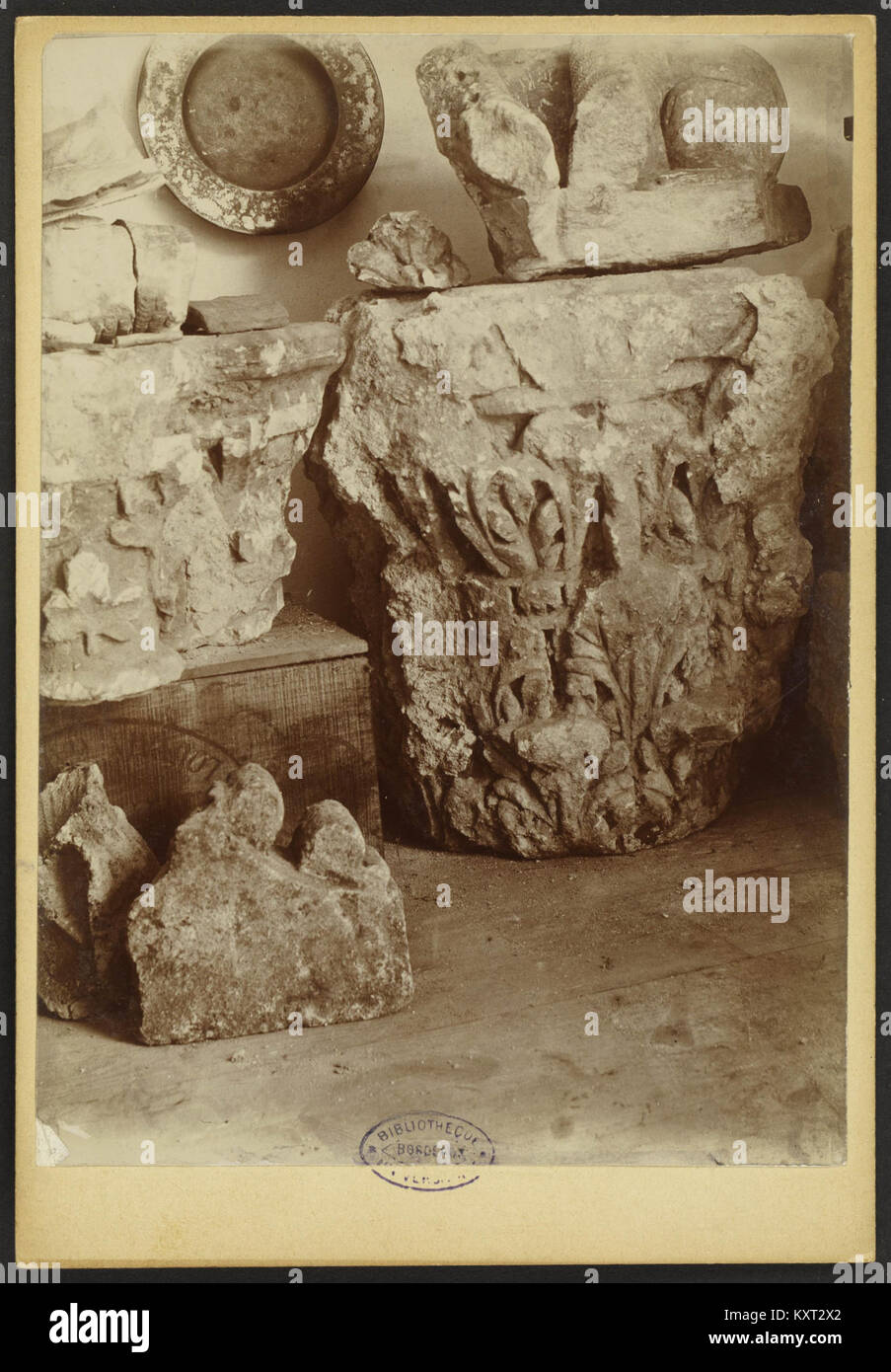 Die Kirche Saint-Eloi in Andernos, Frankreich, fotografiert von J.-A. Brutails ist eine romanische Küstenkirche, die für ihre antiken Steinmetzwerke und ihre historische Erhaltung bekannt ist. Stockfoto