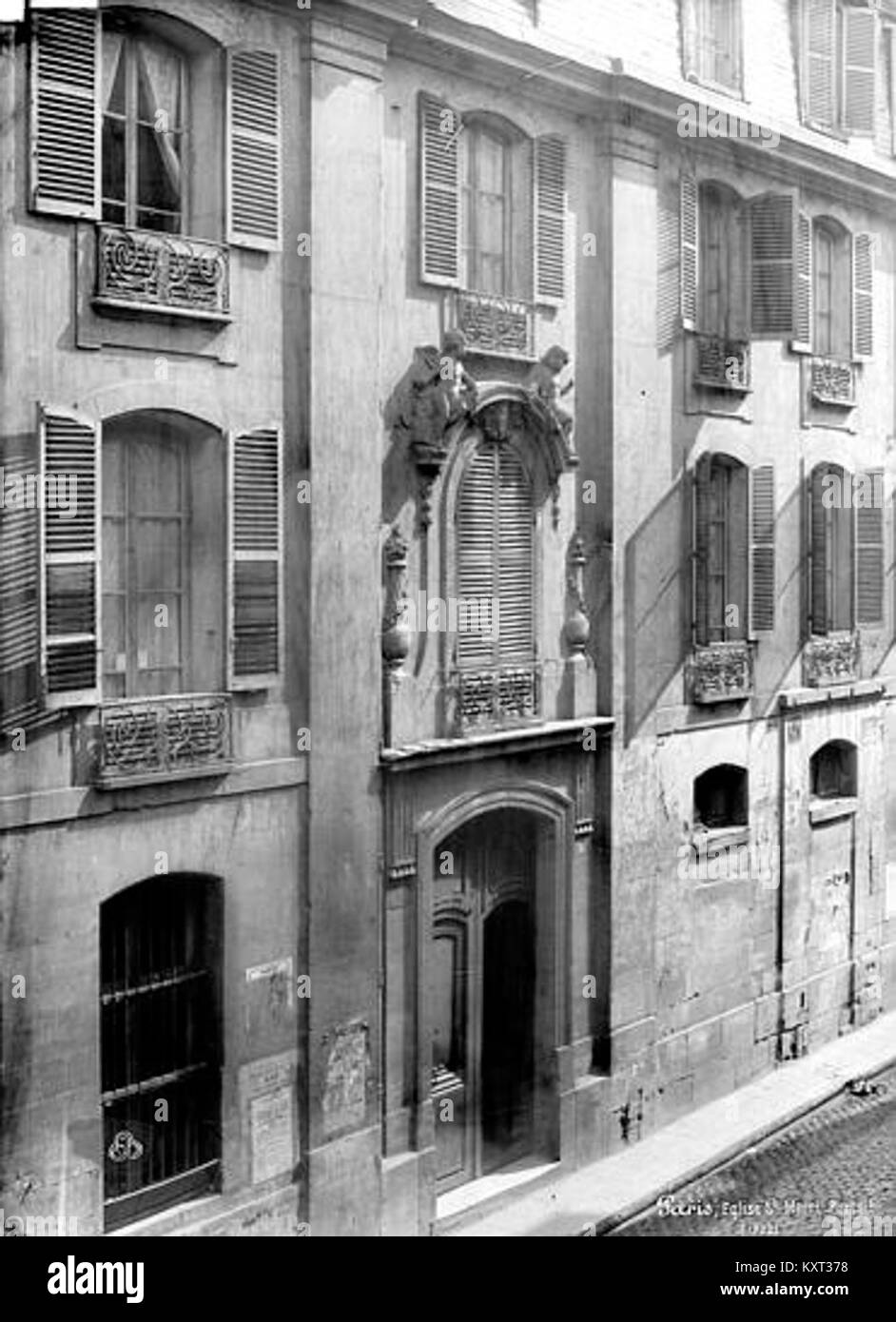 Eglise Saint-Merri in Paris, mit seinem Presbyterium und der Fassade zur Straße, die die historische und architektonische Bedeutung dieses religiösen Bauwerks im 4. Arrondissement von Paris veranschaulicht. Stockfoto