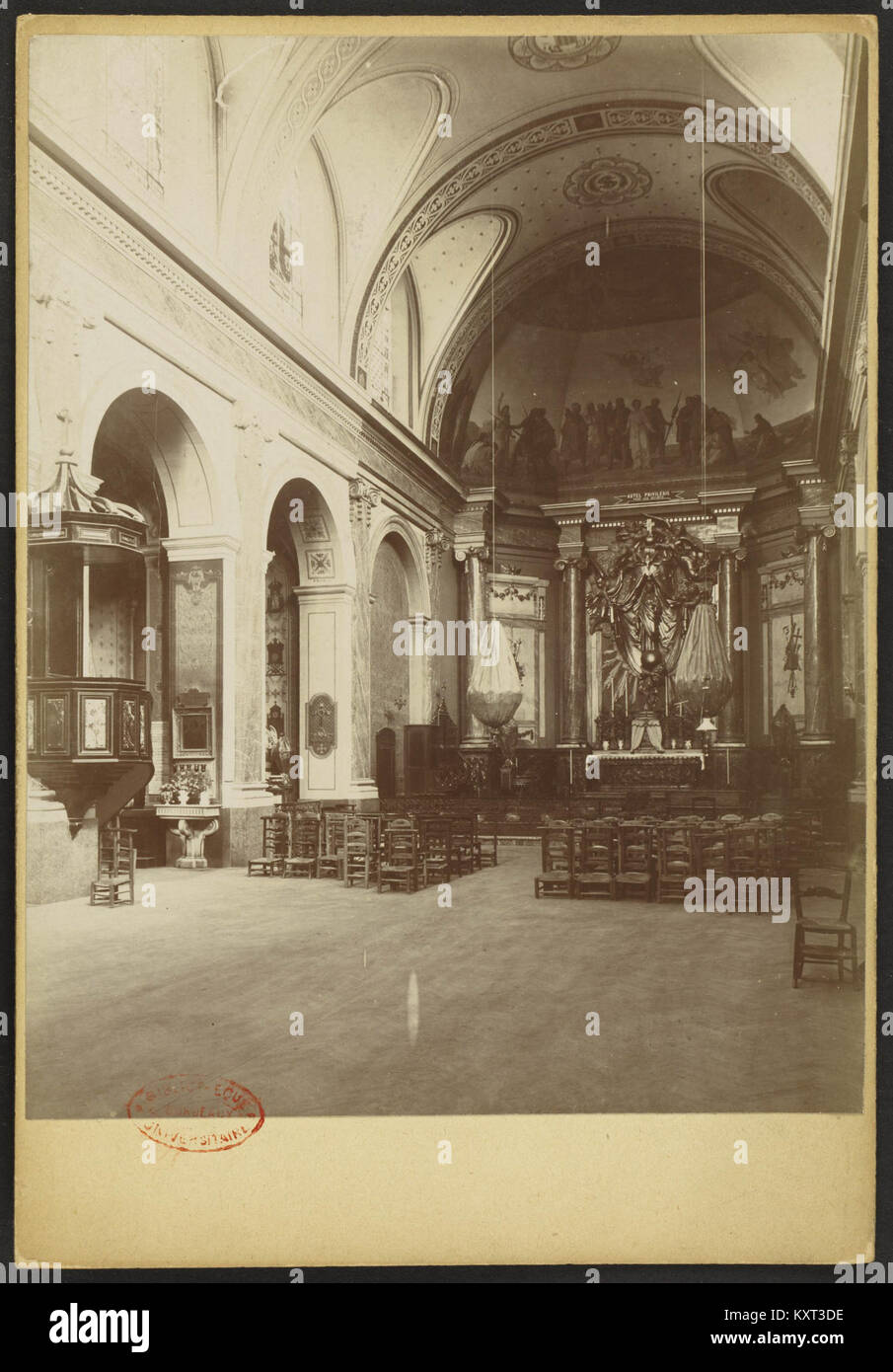 Die Eglise Saint-Symphorien in Castillon-la-Bataille ist eine französische Kirche mit historischer und architektonischer Bedeutung. Sie steht in Verbindung mit der Schlacht von Castillon, einem wichtigen Ereignis im Hundertjährigen Krieg. Stockfoto