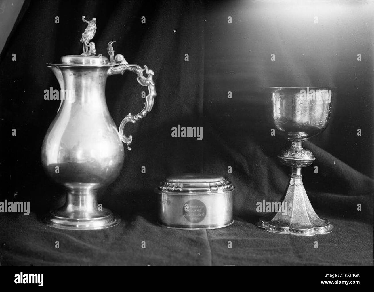 Foto der Ekshärad-Kirche in Värmland, Schweden, bekannt für ihre rote hölzerne Außenseite und kreuzförmige Grabdekorationen, dokumentiert im KMB-Archiv. Stockfoto