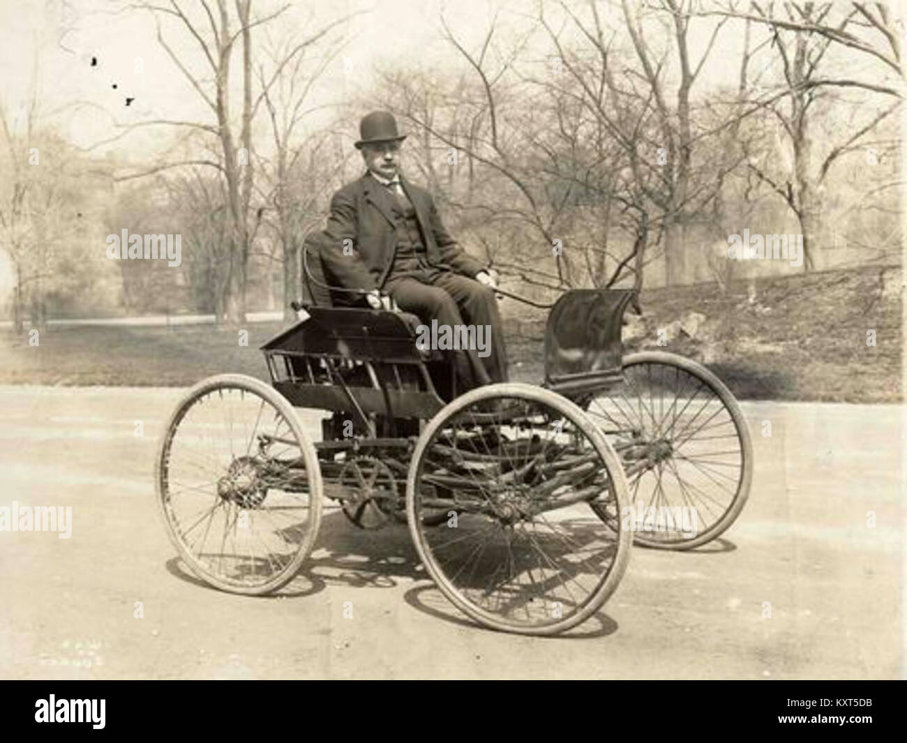 Elwood Haynes in seinem ersten Automobil, der Pionier, c 1910 Stockfoto