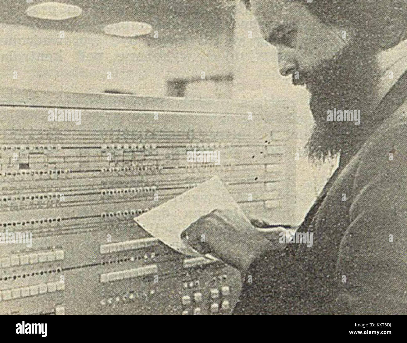 Das Foto zeigt die Steuerkonsole (Kanzel) des Elwro R-30 Computers, Modell I197406, ein polnischer Großrechner aus den 1970er Jahren, der von der Firma ELWRO hergestellt wurde. Das Bild zeigt das Bedienfeld, die Schalter und die Bildschirme, die typisch für frühe Großcomputer in Osteuropa sind. Stockfoto