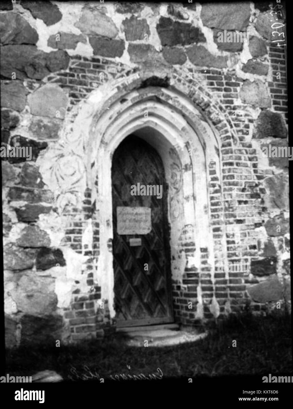 Die alte Kirche von Enånger in Schweden wurde Ende des 15. Jahrhunderts erbaut und ist bekannt für ihre gut erhaltenen Wand- und Gewölbemalungen, die Heilige und biblische Szenen darstellen, sowie für ihre Beibehaltung frühmoderner Merkmale wie eine Kanzel von 1737. Stockfoto