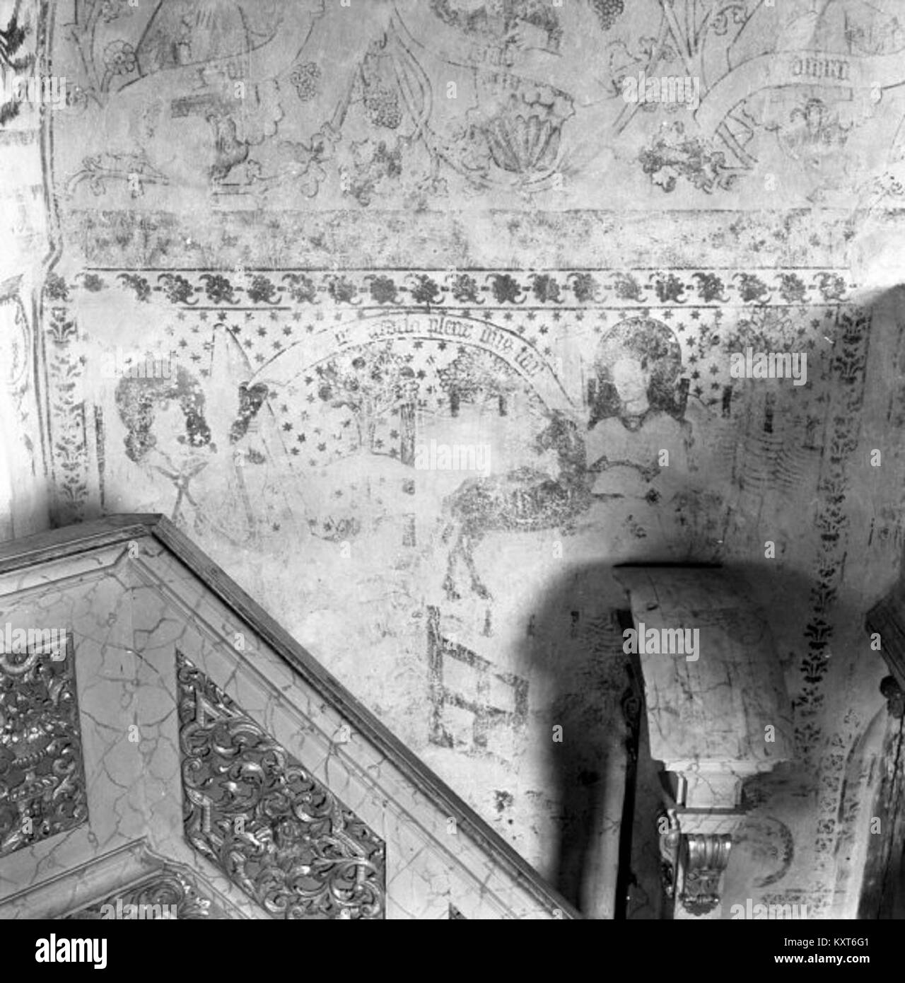 Die Alte Kirche von Enånger (Gamla kyrkan), katalogisiert vom schwedischen Nationalkulturamt, ist eine mittelalterliche Holzkirche mit erhaltenen Innengemälden und Schnitzereien, die die schwedische religiöse Kunst des 15. Jahrhunderts widerspiegeln. Stockfoto