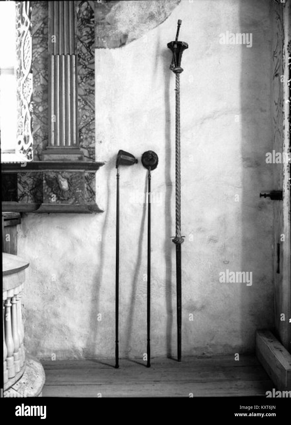 Die Alte Kirche von Enånger, Schweden, ist ein mittelalterliches Holzgebäude aus dem 15. Jahrhundert, das aufgrund seiner geschnitzten Innenausstattung, bemalten Deckenpaneelen und der historischen Rolle im regionalen religiösen Leben erhalten wurde. Stockfoto