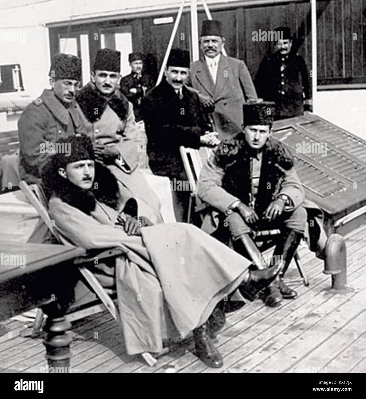 Foto mit Enver Pascha, Omer Faruk Efendi und osmanischen Prinzen an Bord eines Schiffes, das während des Ersten Weltkriegs zur Gallipoli-Front unterwegs war Stockfoto