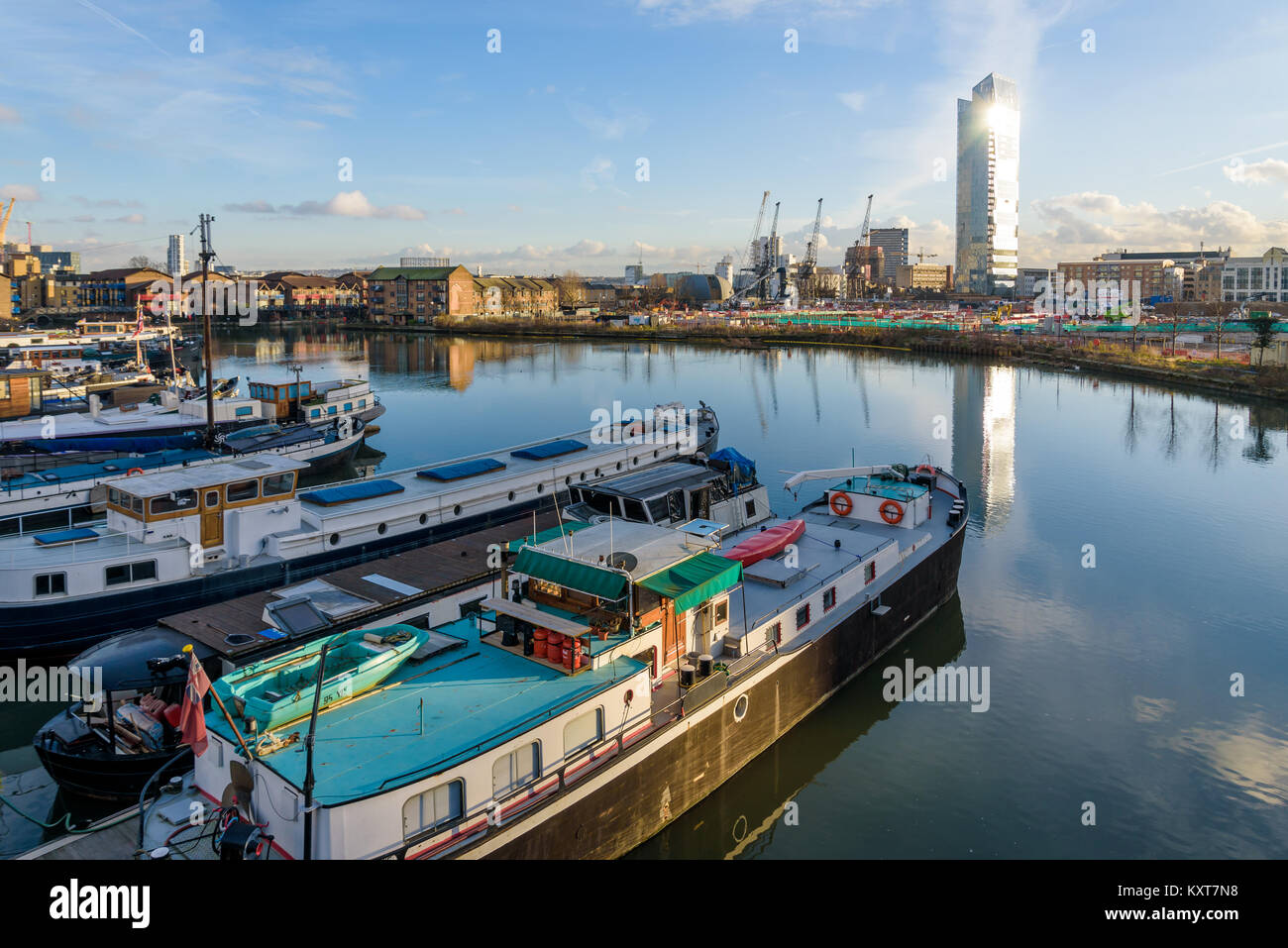 London, England - Januar 2018. Blackwall Basin mit Dollar Bay Gebäude im Hintergrund. Stockfoto