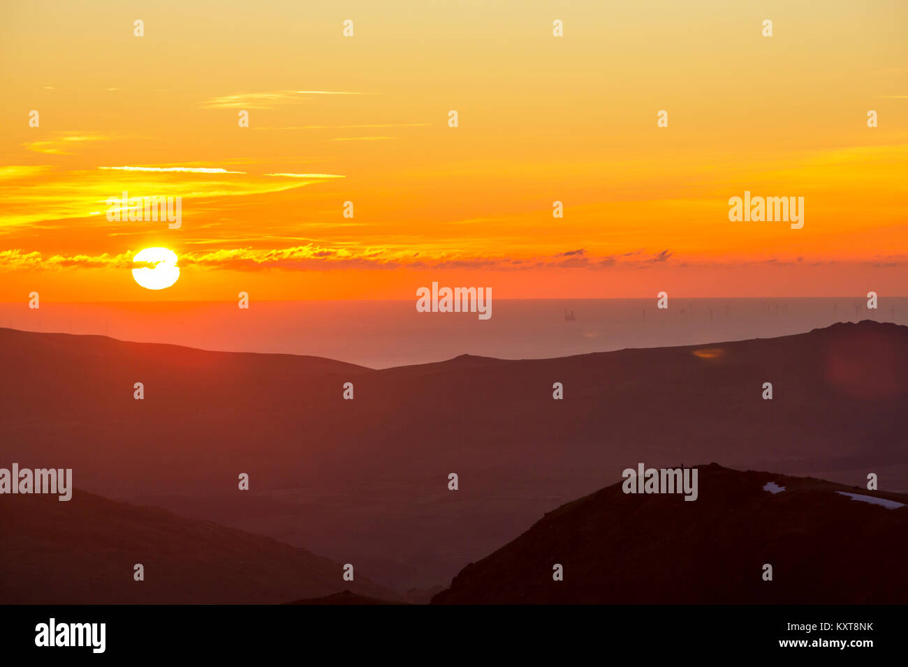 Mit Blick auf den Walney Offshore Wind Farm vom Gipfel des Coniston Old Man im Lake District, England. Stockfoto
