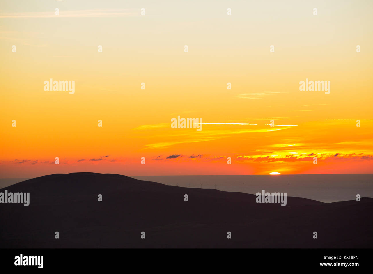 Mit Blick auf den Walney Offshore Wind Farm vom Gipfel des Coniston Old Man im Lake District, England. Stockfoto