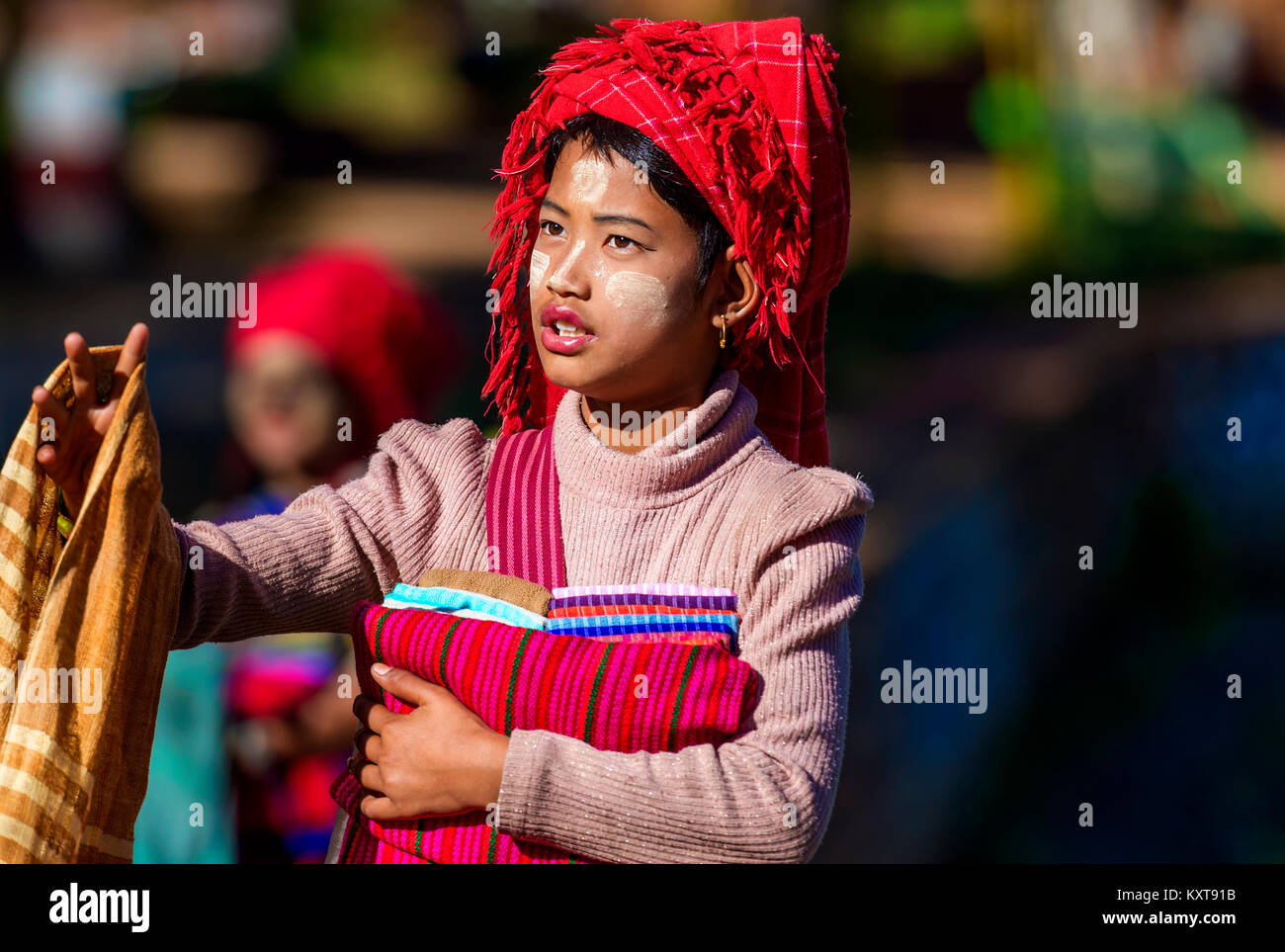 Inle Mädchen Verkauf wollene Tücher zu touristischen, Myanmar Stockfoto