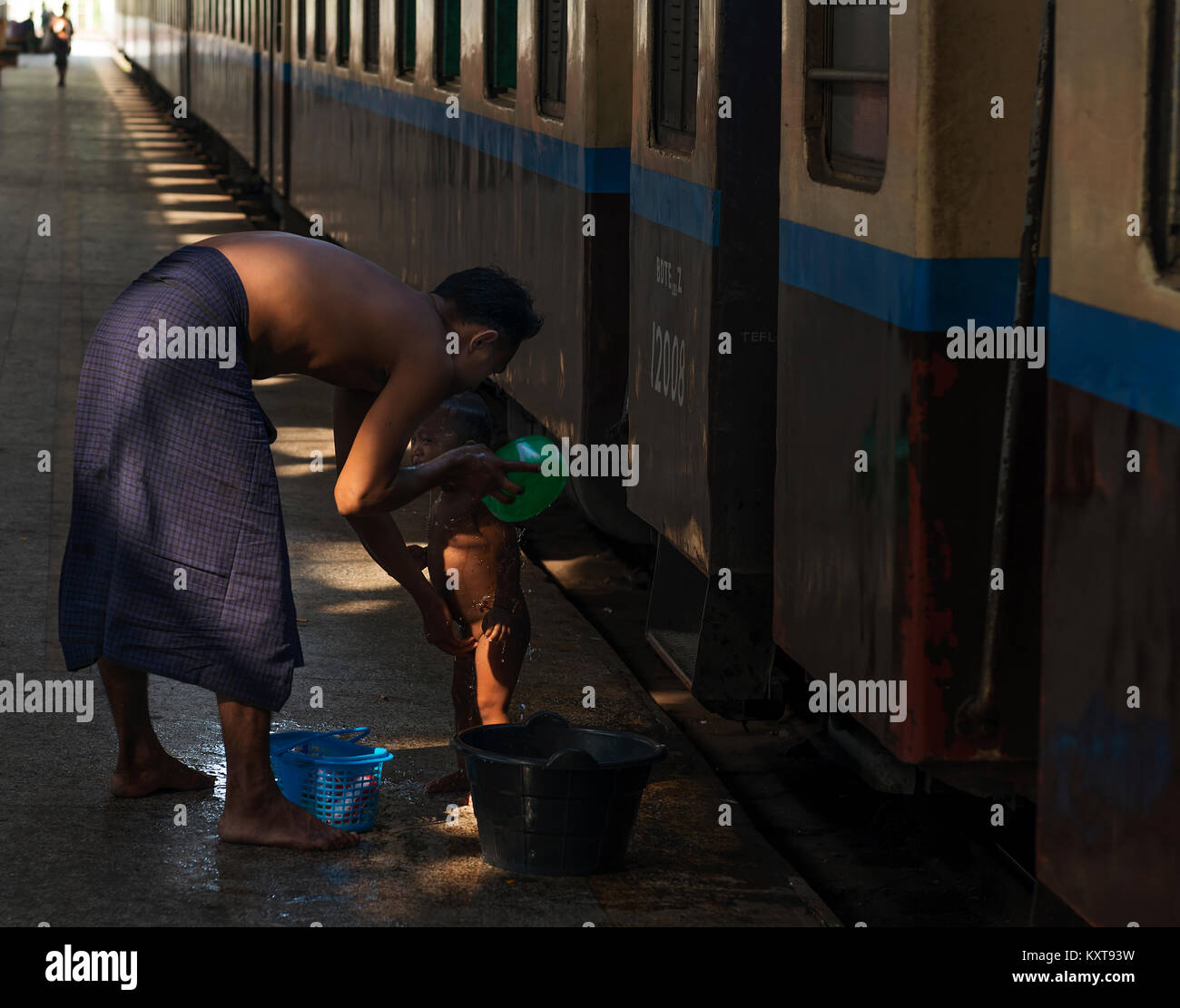 Das Leben der Menschen, die in der Plattform in Yangon, Myanmar Stockfoto