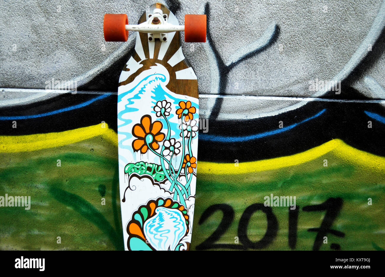 Longboard Skateboard lehnte sich gegen die Wand mit Graffiti  Stockfotografie - Alamy