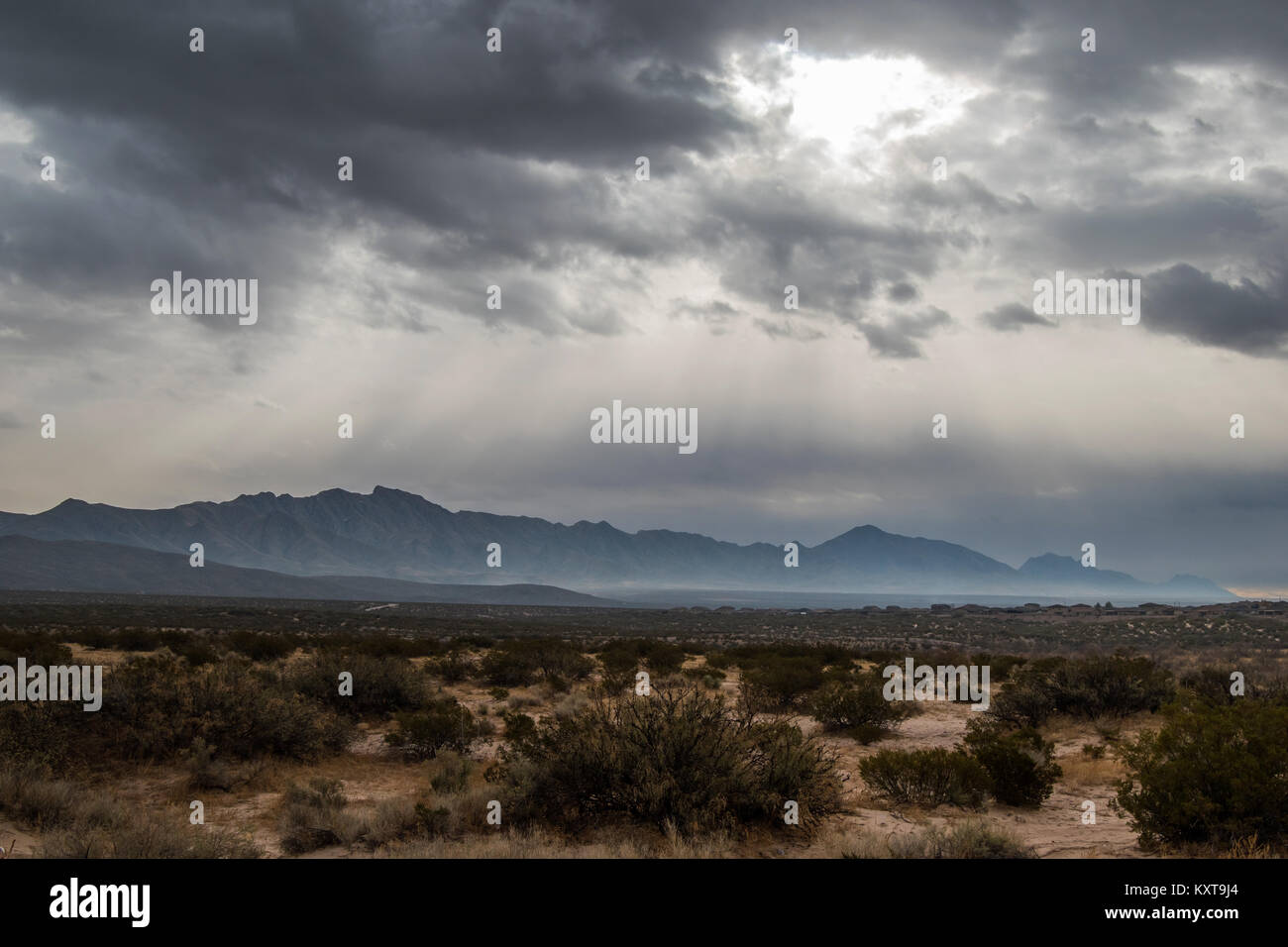 Franklin Mountains unter dunklen, stürmischen, Sky. Stockfoto