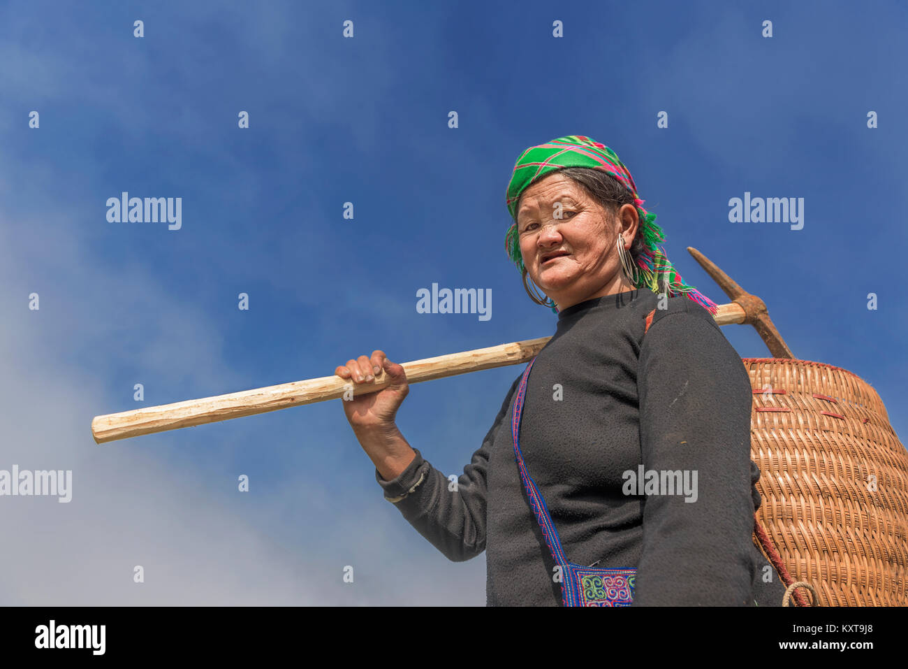 Frau auf dem Weg mit Ihrer Ausrüstungen, Sapa, Vietnam zu arbeiten Stockfoto