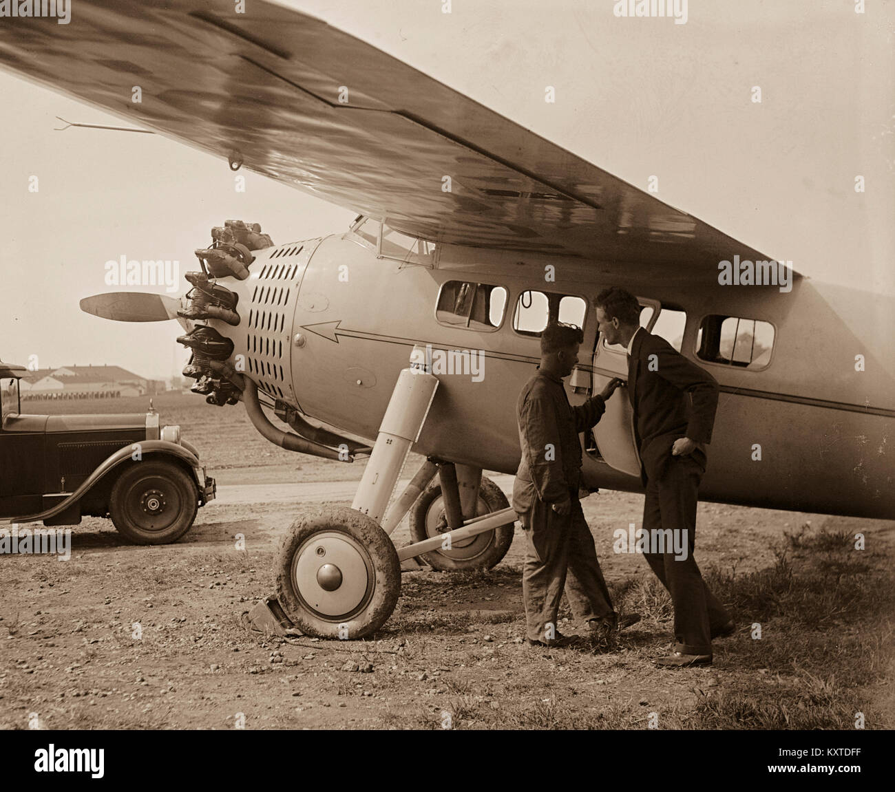 Charles A. Lindbergh Aviator und amerikanischen Helden. In den frühen Morgenstunden des Freitag, 20. Mai 1927, Lindbergh von Roosevelt Field über den Atlantik nach Paris, Frankreich. Seine eindecker war mit 450 US-Gallonen Kraftstoff, die wiederholt belastet wurde die Kraftstoffleitung Blockierung zu vermeiden geladen. Das Flugzeug wog ungefähr 2.710 lb, und der Start wurde durch einen schlammigen, regen-getränkten Landebahn behindert. Lindbergh's monoplan wurde durch ein J-5C Wright Wirbelwind Sternmotor angetrieben und Geschwindigkeit sehr langsam während der 7:52 Uhr Abflug, aber gelöscht Telefonleitungen ganz am Ende des Feldes. Stockfoto