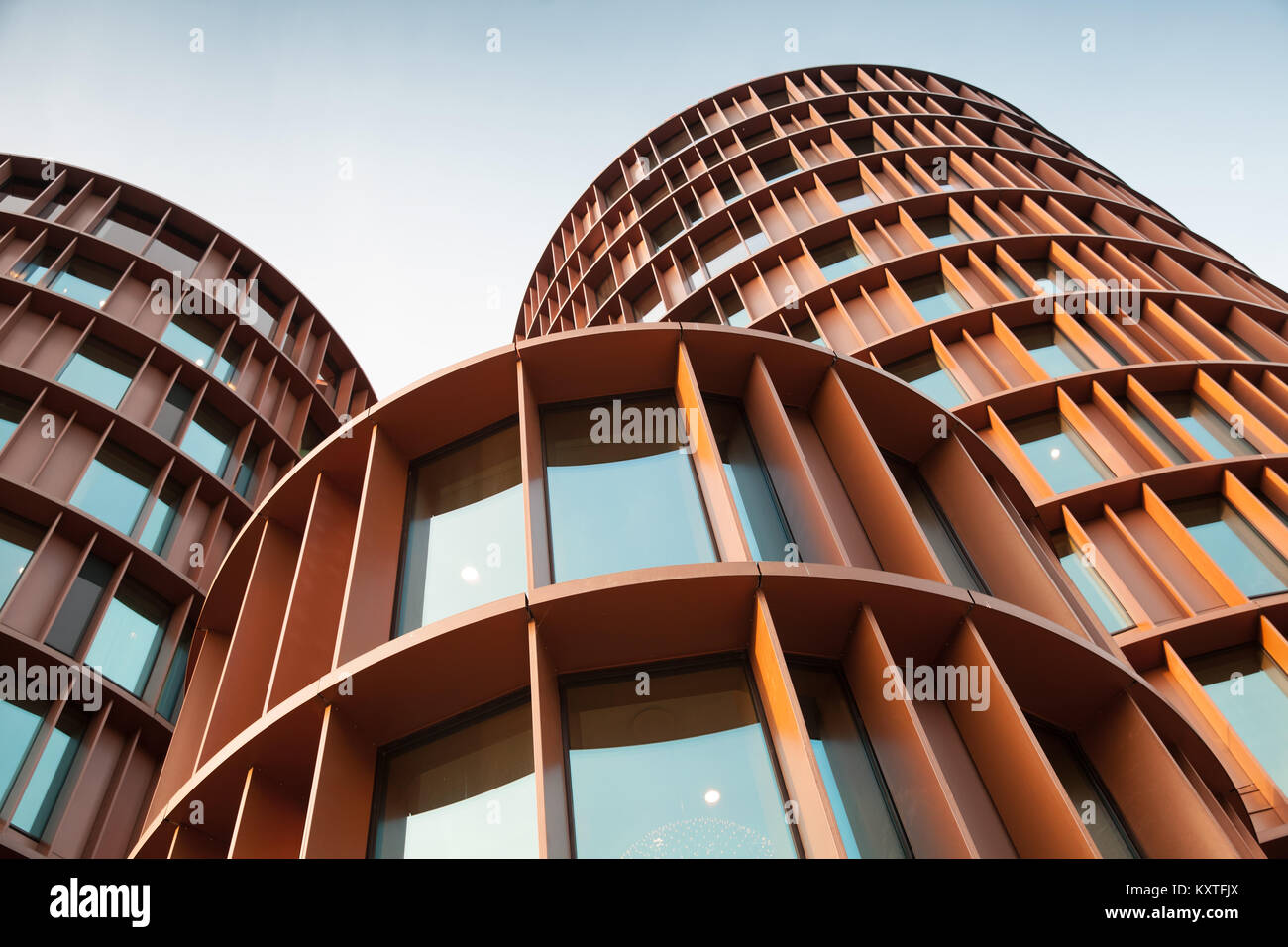 Abstrakte zeitgenössische Architektur Hintergrund, runde Türme aus Metall und Glas. Stockfoto