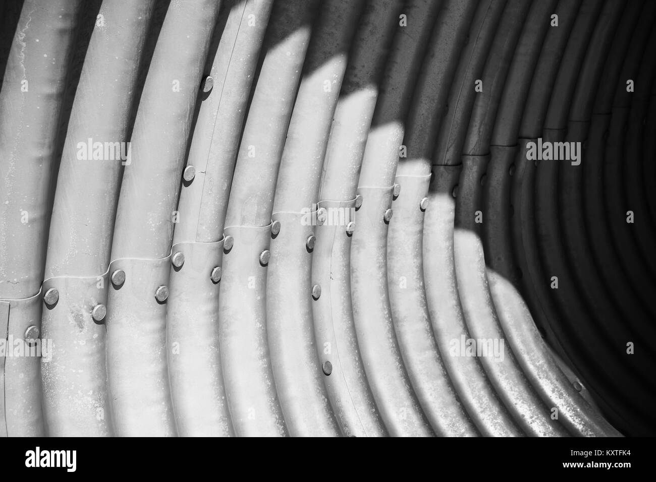 Gewellte Oberfläche aus Metall mit Schatten, abstrakte industriellen Hintergrund Textur Stockfoto