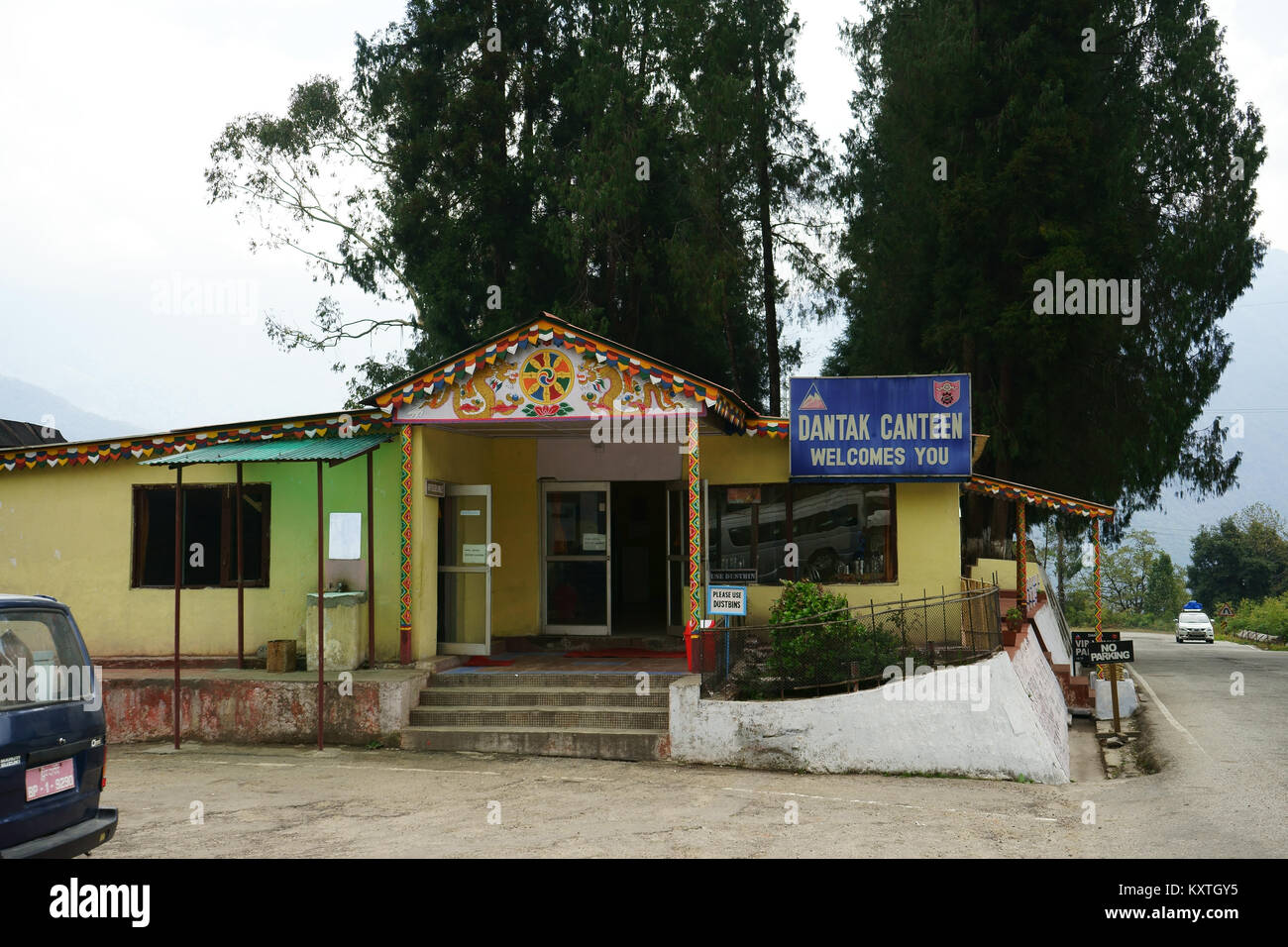 Kantine oder Restaurant des Dantak Boder Straßen und Bhutan Development Organisation entlang der Straße von Phuentsholing in Thimpu, Bhutan Stockfoto