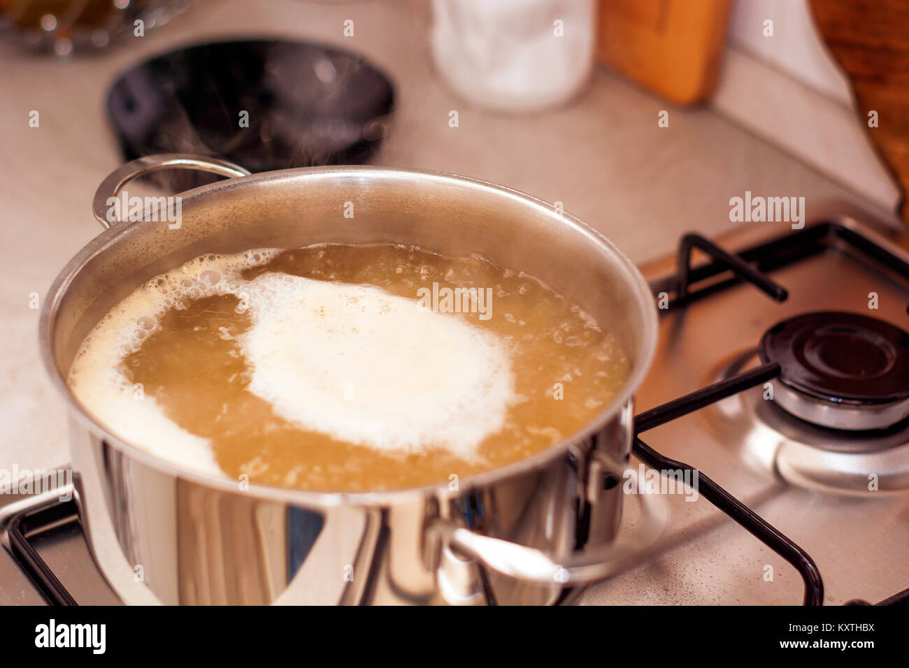 Kochen Topf beim Kochen eine Suppe Stockfoto