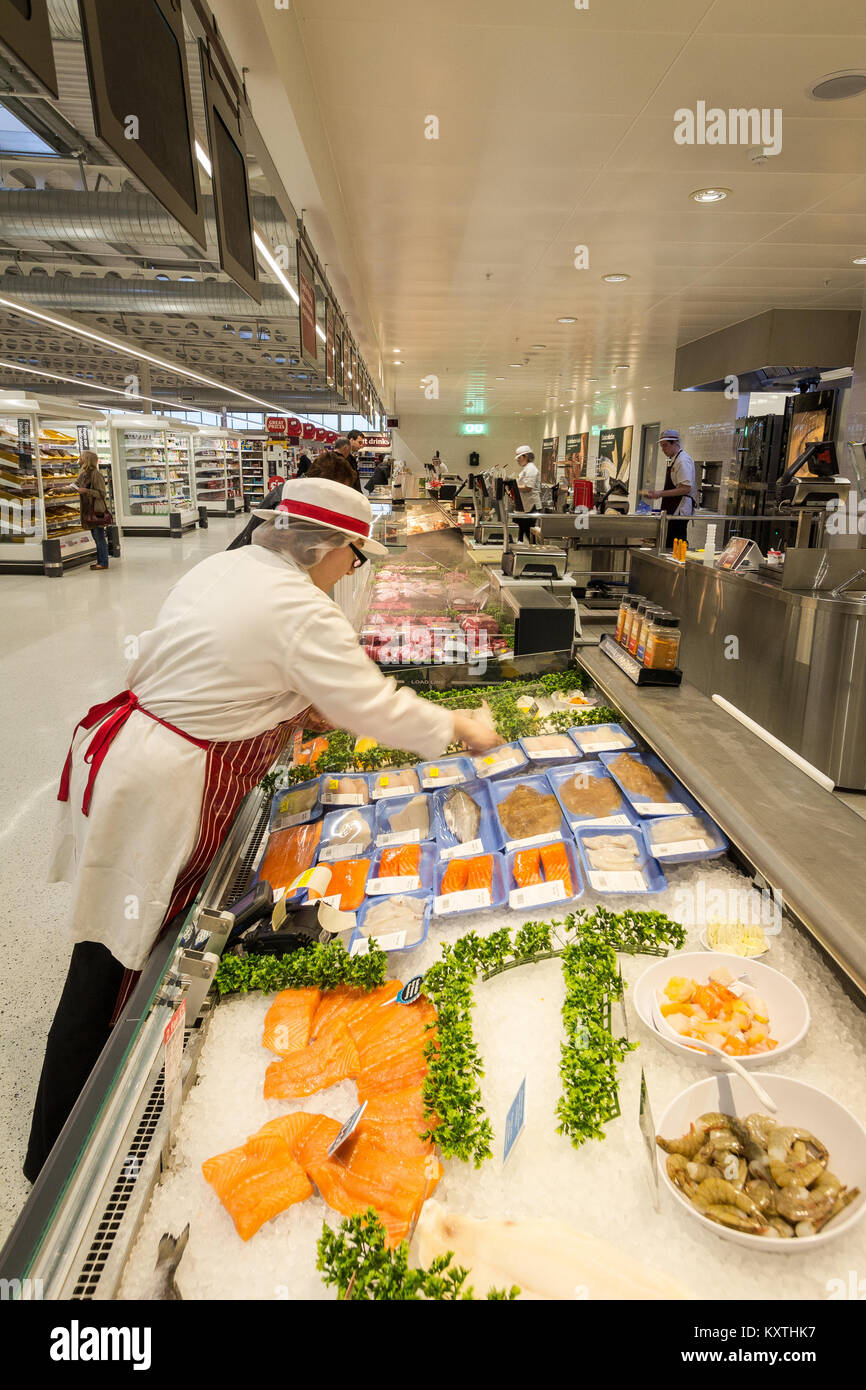 Fischhändler, neuen Sainsbury's Superstore, Thanet, Kent GROSSBRITANNIEN Stockfoto