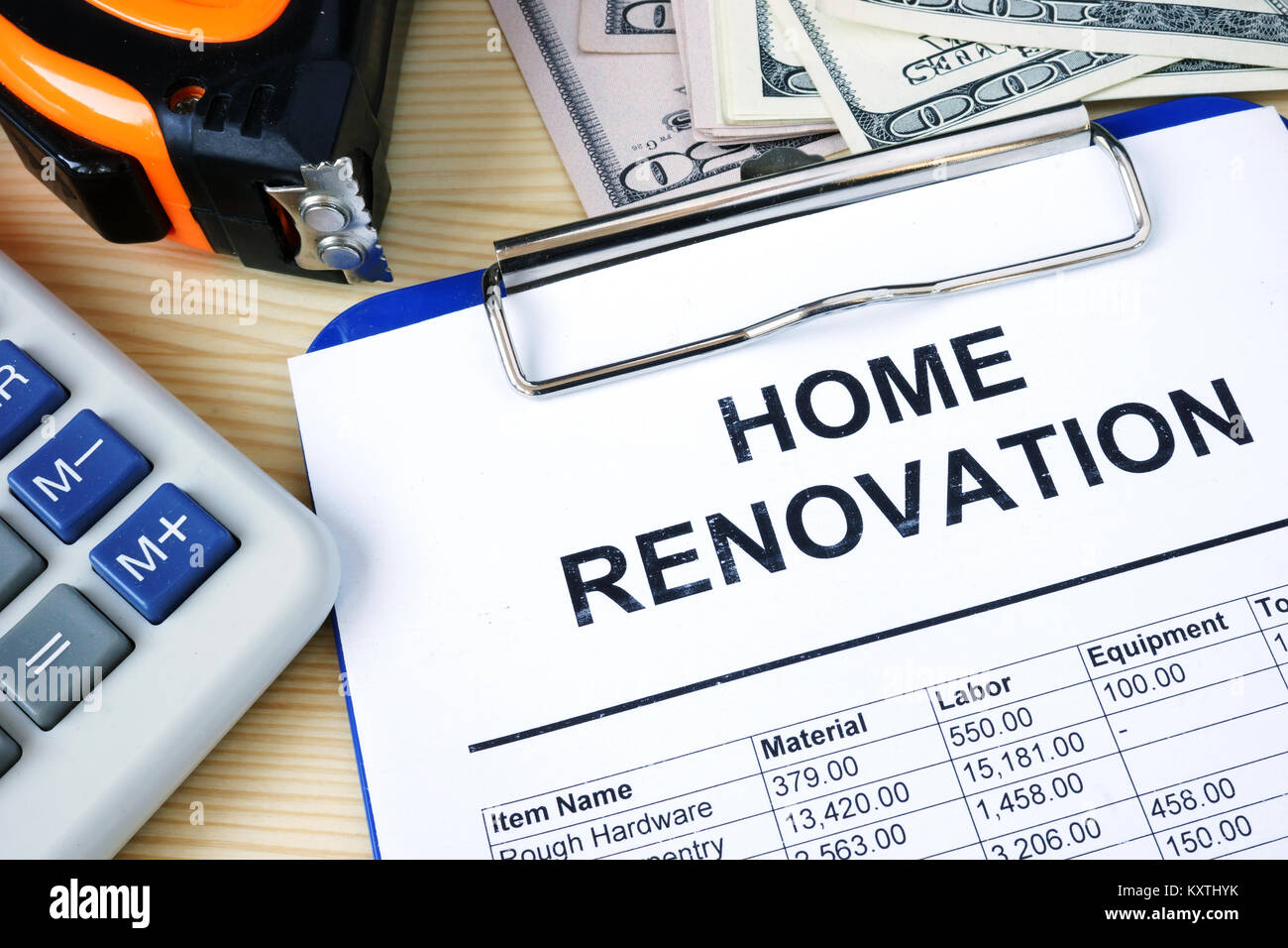 Zwischenablage mit budgetberechnungen über Home Renovierung. Stockfoto