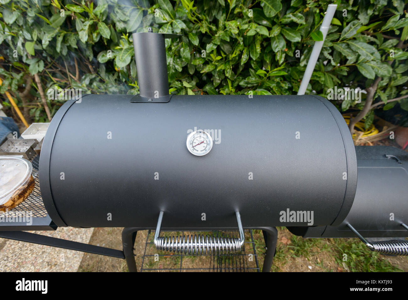 Ein schwarzen Grill bereit für einen langsamen Kochen Grillen zog Schweinefleisch und Rippen Stockfoto