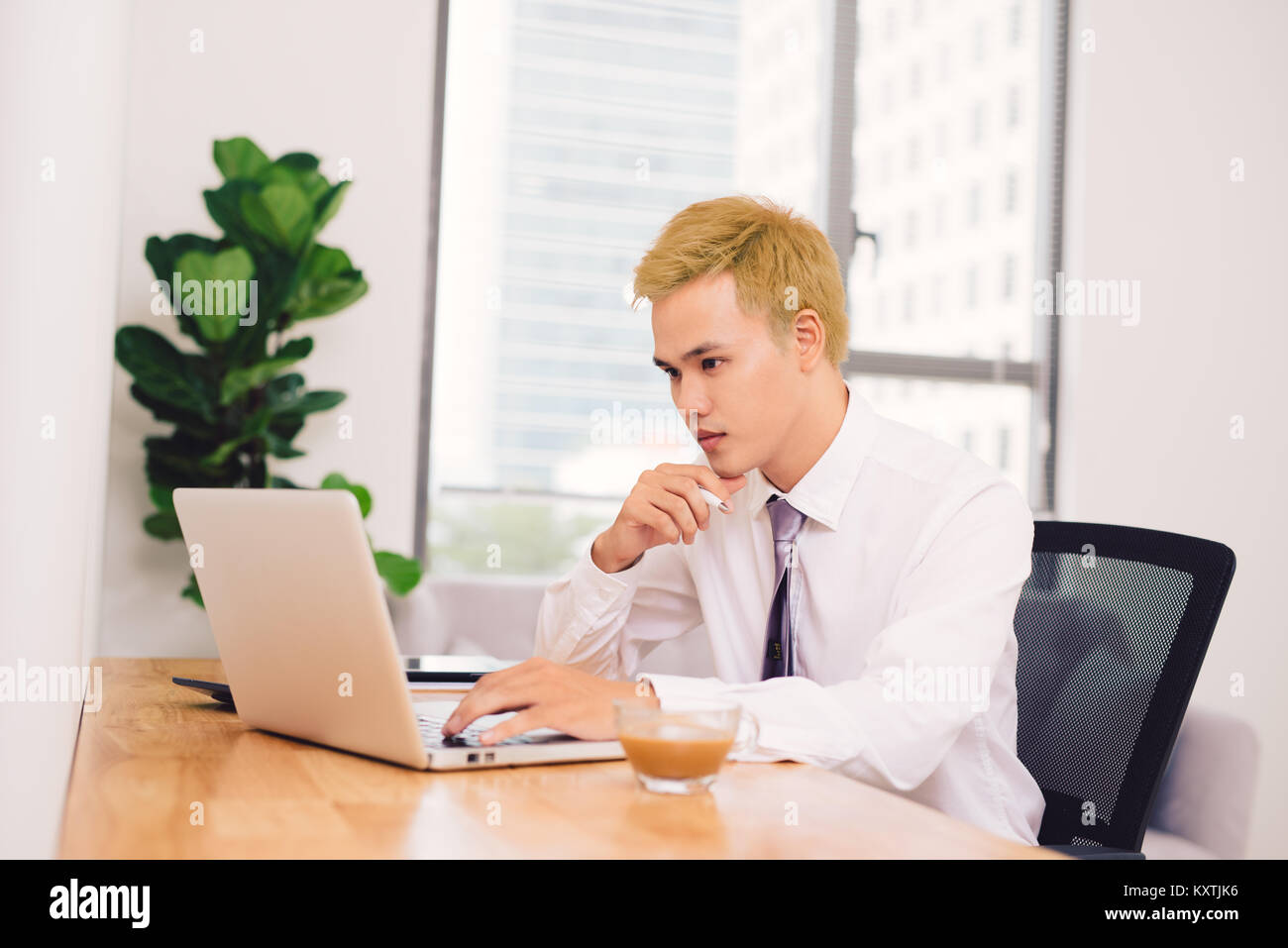Asian Business Mann im Büro arbeiten mit Laptop und Dokumente, finanziellen Dokument Grafik auf seinem Schreibtisch, Berater Rechtsanwalt Konzept Stockfoto