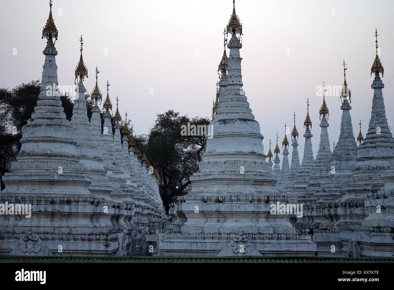 MANDALAY, MYANMAR - ca. April 2017 Stupas in der Kuthodaw Pagode Stockfoto