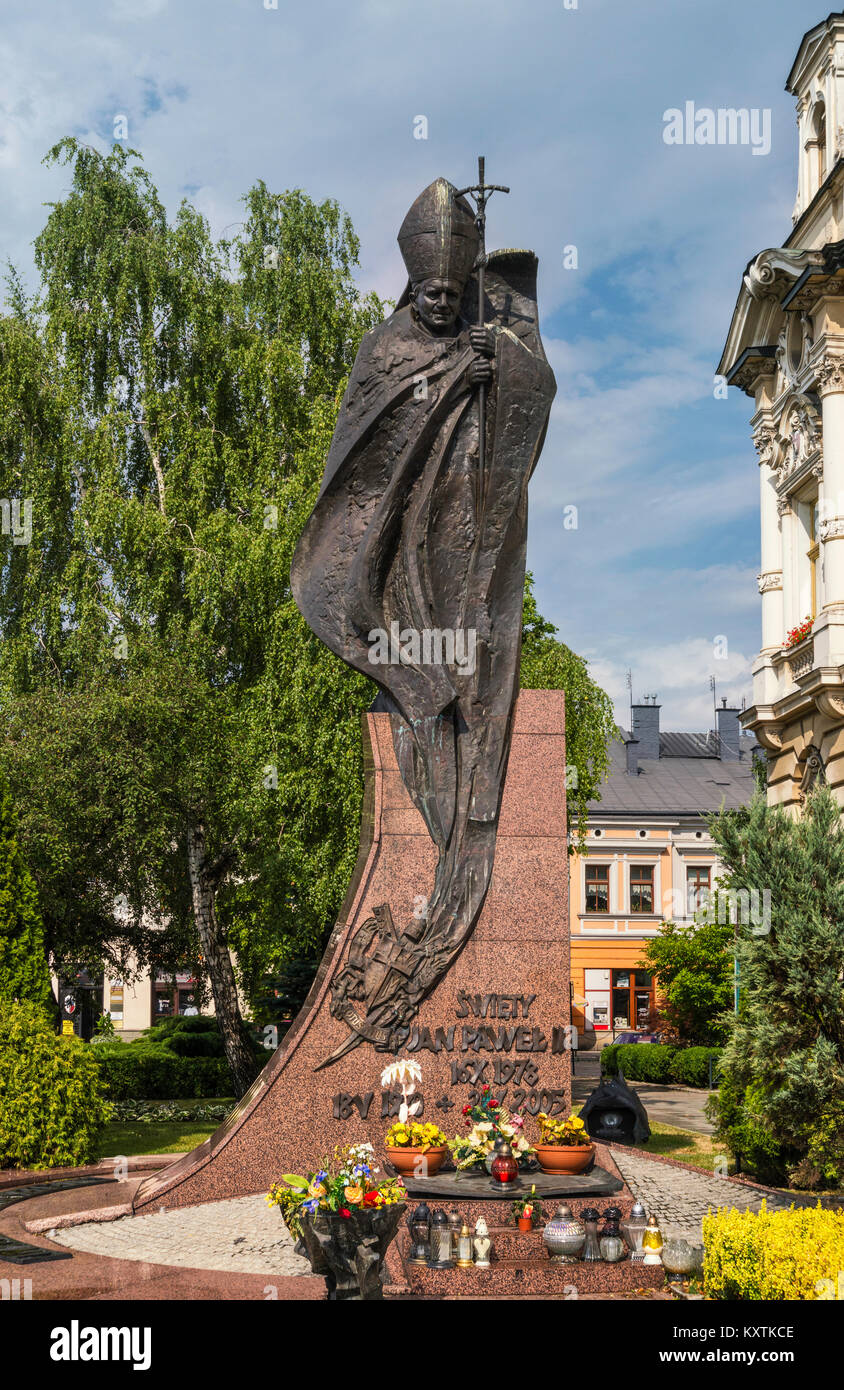 Papst Johannes Paul II., Statue, 2005, von Czeslaw Dzwigaj, Rynek (Marktplatz) in Nowy Sacz, Malopolska, Polen Stockfoto