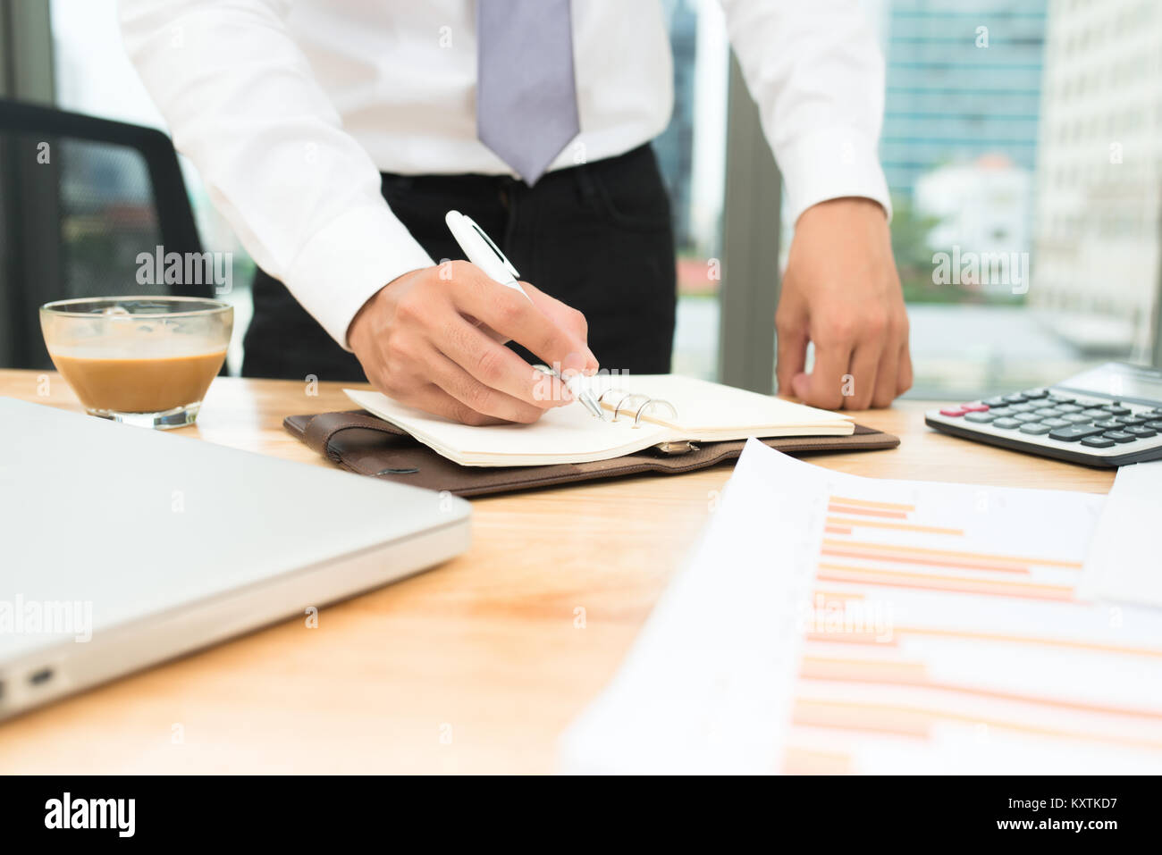Mann mit Taschenrechner und berechnen, Rechnungen im Home Office. Stockfoto