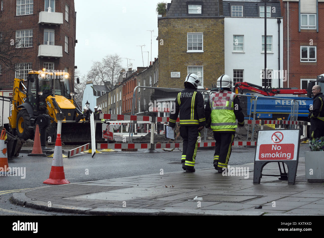 Rettungskräfte und gas Arbeitnehmer beschäftigen, um ein Leck in einer Gasleitung in der Regency Street Westminster, London. Stockfoto