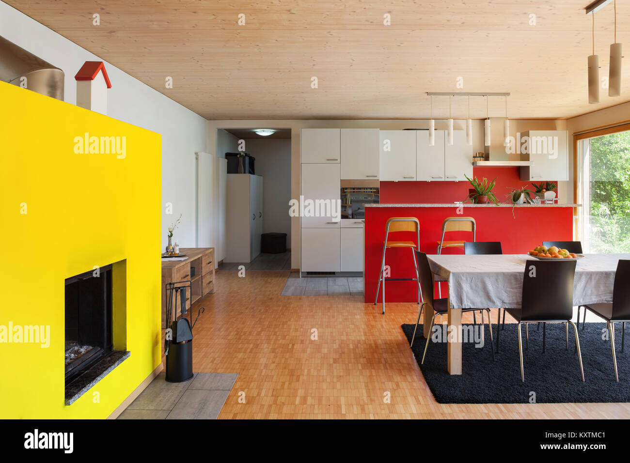 Open space in einem modernen Haus, Wohnzimmer mit Kamin Stockfoto